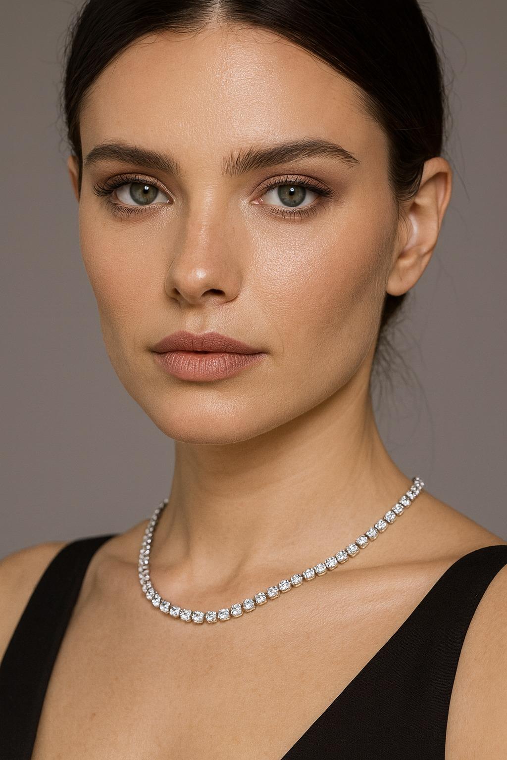 Cet élégant collier de diamants est réalisé en or blanc 18 carats et serti d'environ 21,00 carats de diamants naturels, dont un diamant central de 1,03 carat. Les diamants sont de couleur F-G et de pureté VS2, offrant une brillance et un éclat