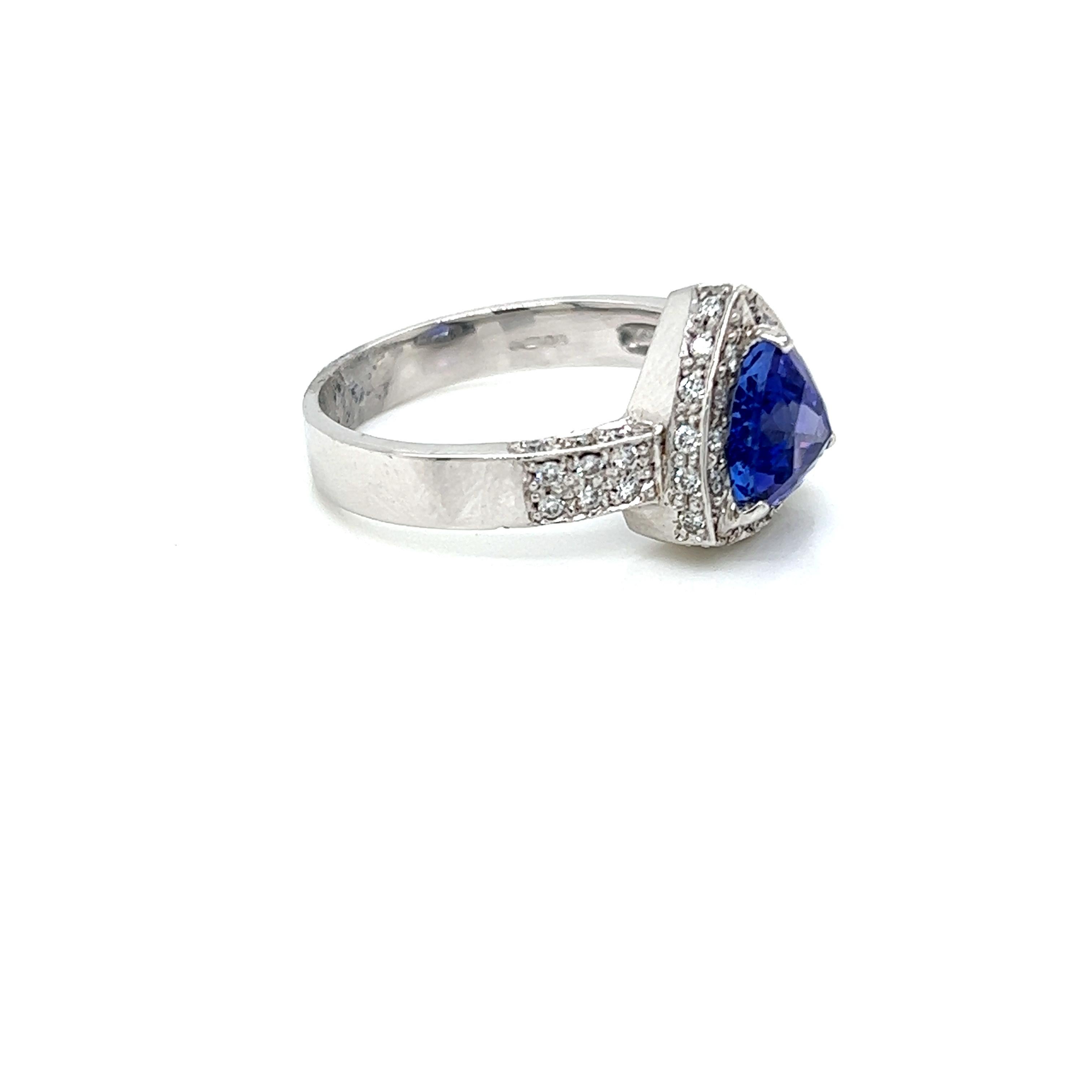 2.1 Carat Trillion cut Tanzanite and Diamond Ring in 18K White Gold In New Condition For Sale In London, GB
