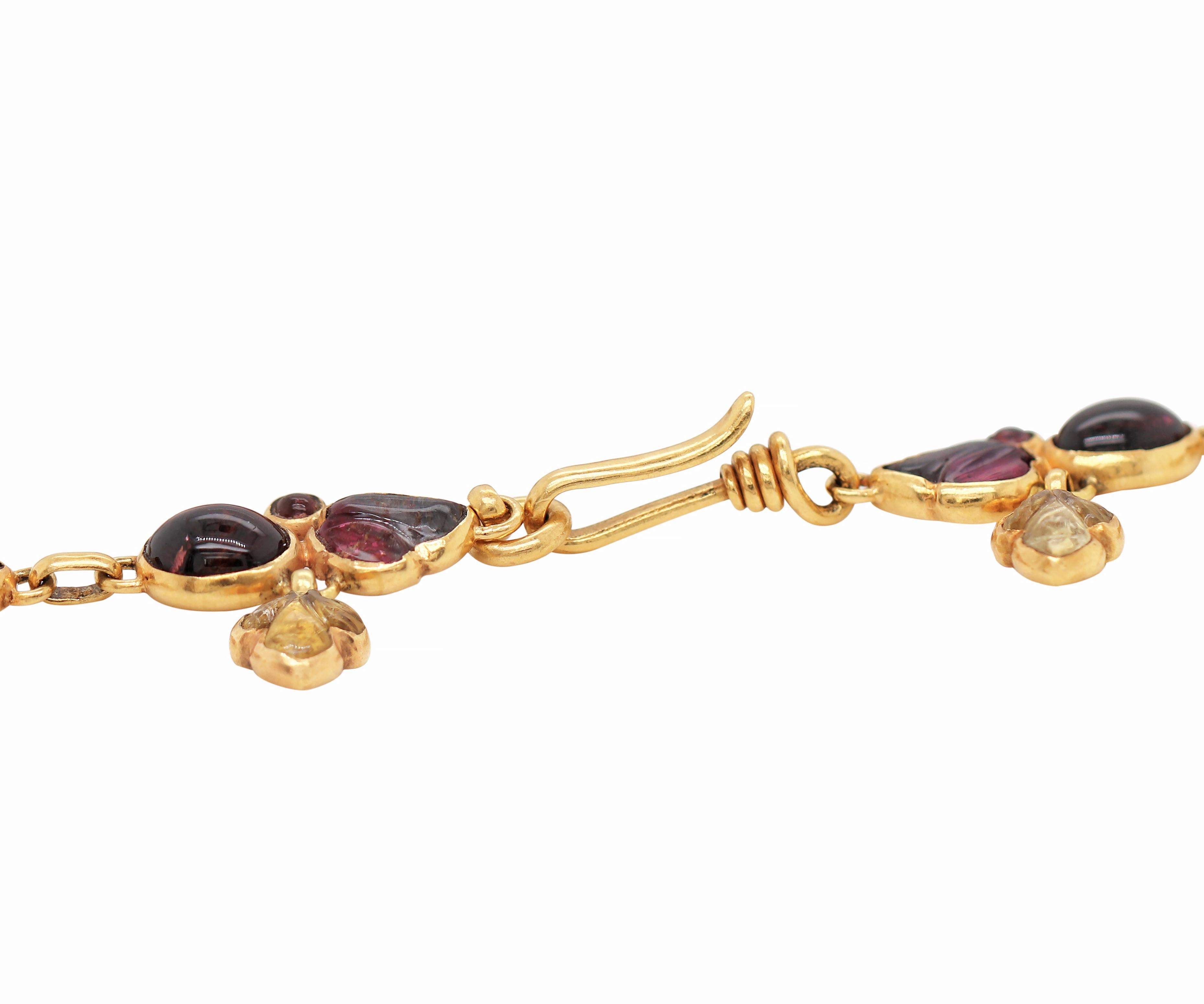 21 Karat Gelbgold Multi-Color Edelstein und Perle Tropfen Halskette (Gemischter Schliff) im Angebot