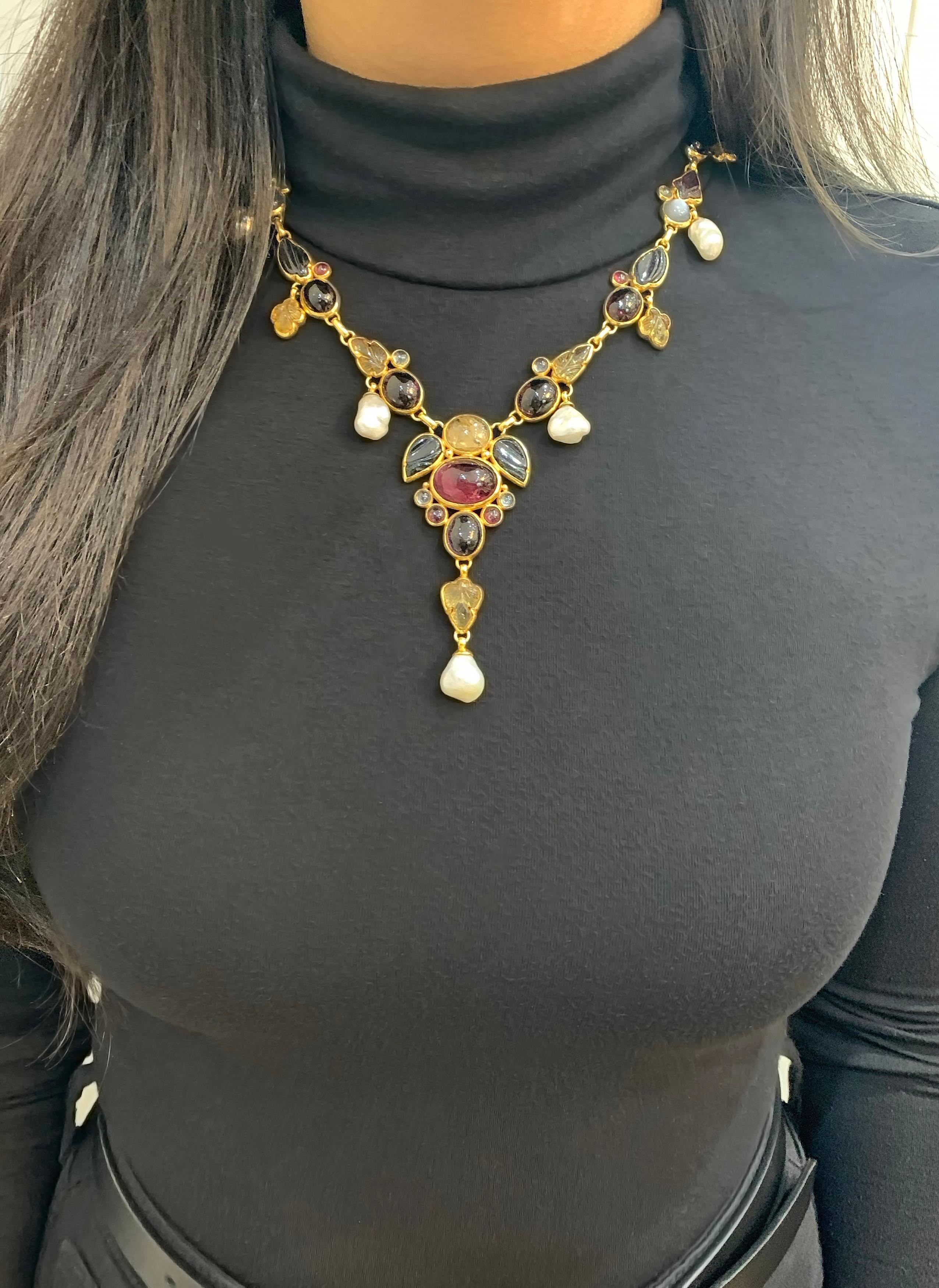 21 Karat Gelbgold Multi-Color Edelstein und Perle Tropfen Halskette im Angebot 1