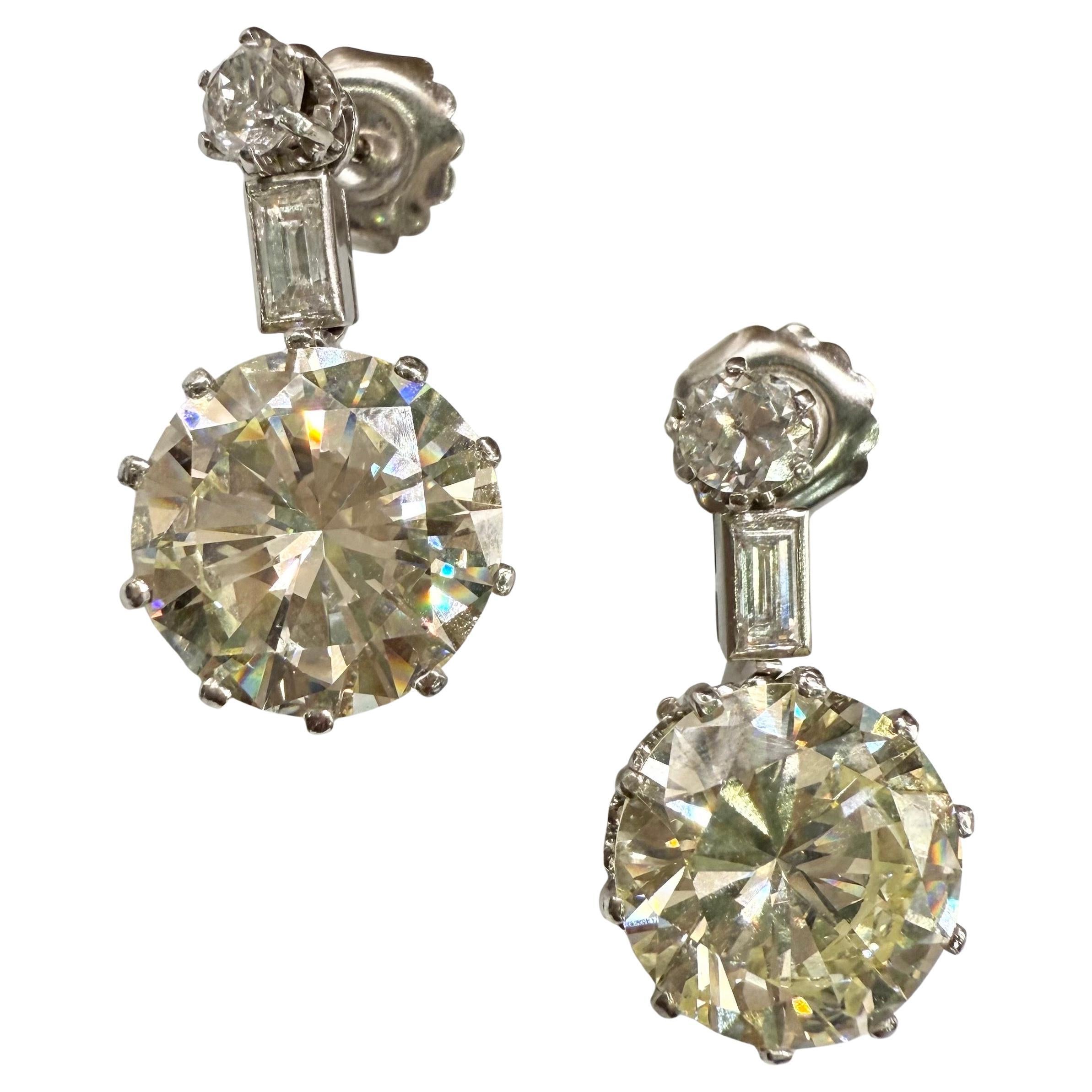 Gli orecchini con diamanti sono di 19,93 carati con purezza VS2 e VVS2 e colori Q-R/S-T. Lo splendore di questi orecchini è incredibile! I piccoli diamanti pesano 1,60 carati. Anche i colori Vs clarity G-H. Gli orecchini sono fatti a mano, l'anno è