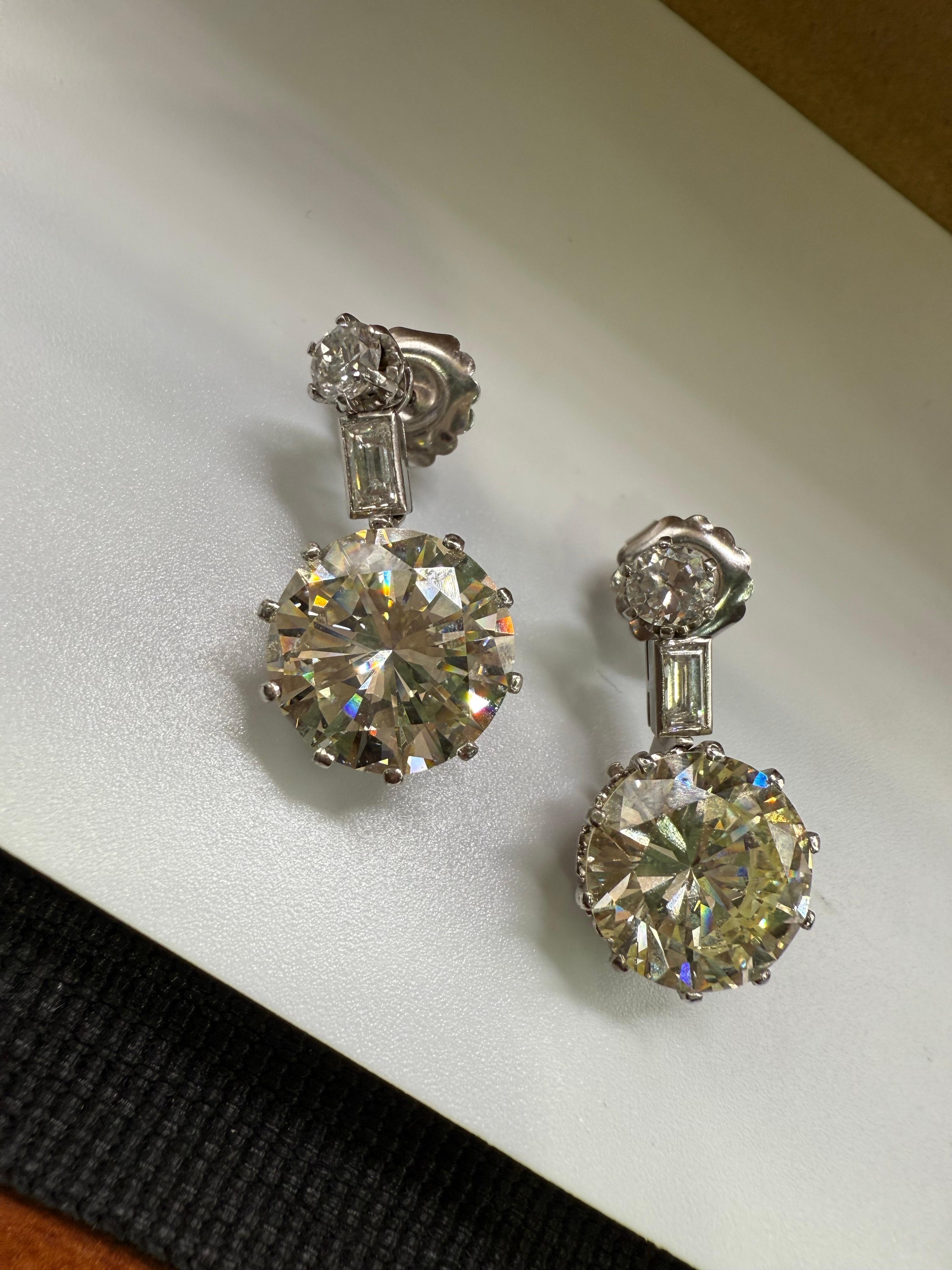 Taglio rotondo Orecchini con diamanti GIA da 21 carati Orecchini in oro bianco 18 carati RARO TROVAMENTO in vendita