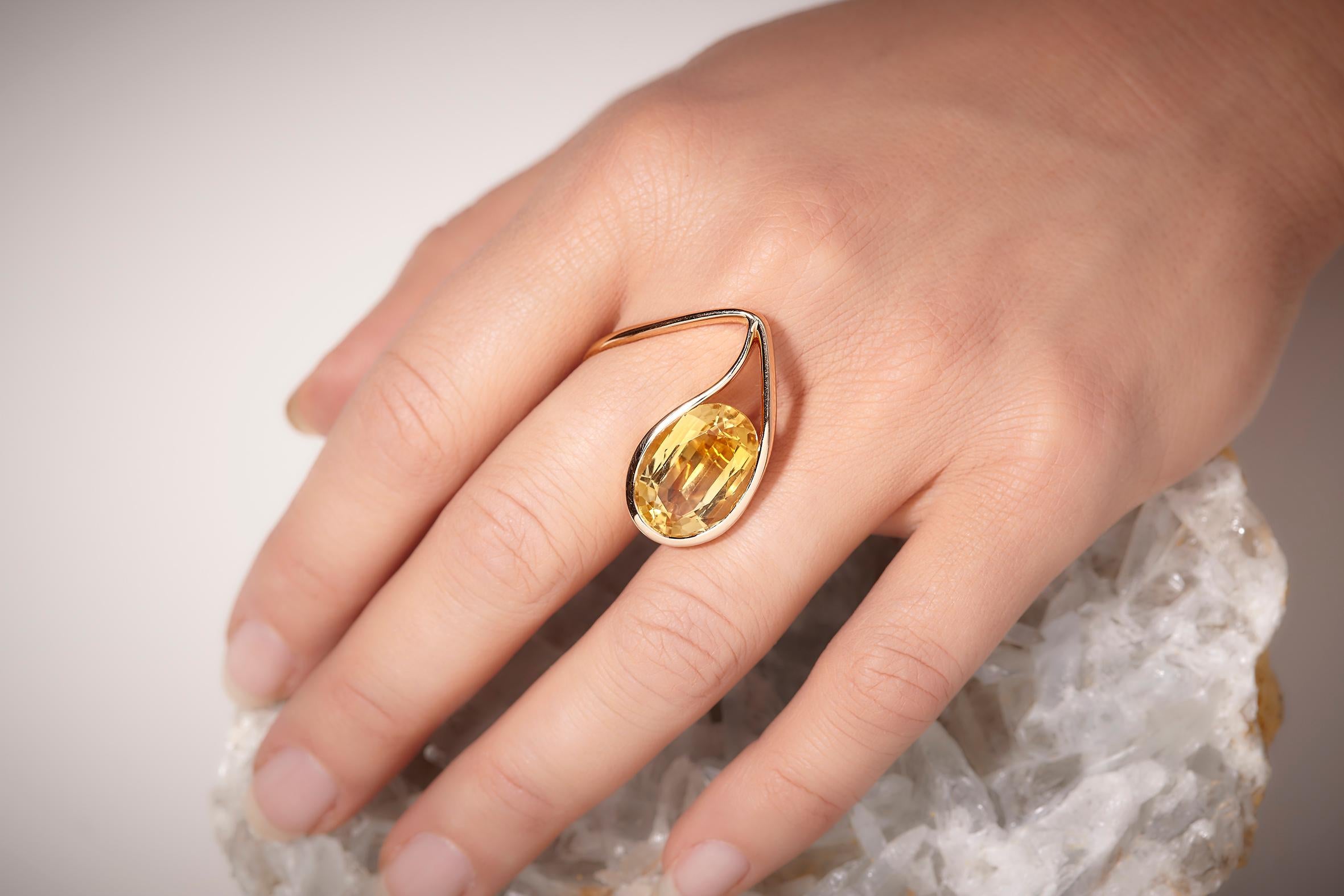 En venta: Anillo de cóctel de citrino de diseño innovador en oro rosa de 18 quilates fabricado en Italia  2