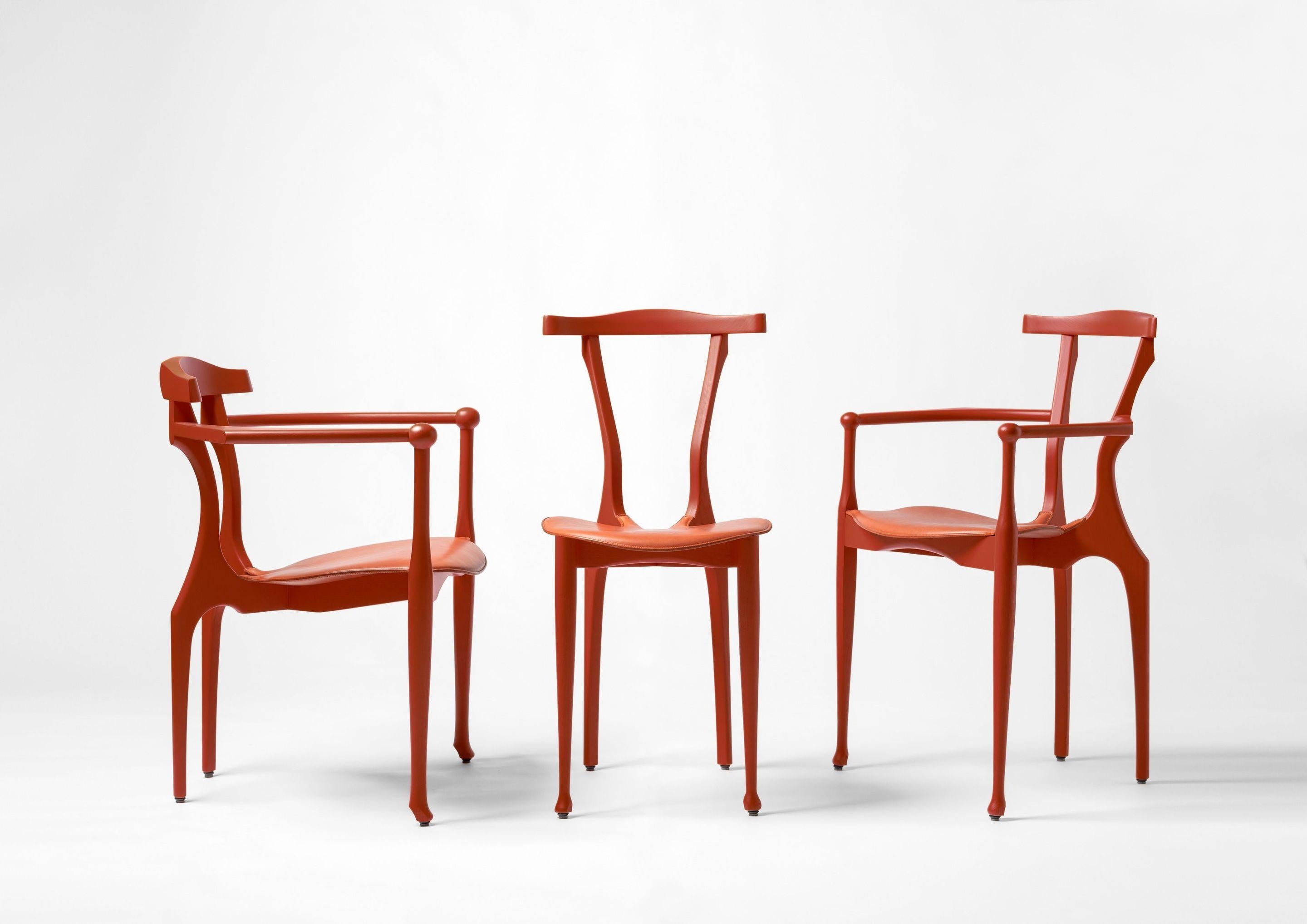 Inspiriert von Enzo Mari und seinem Tonietta-Stuhl, hat Oscar Tusquets einen 
Anpassung seines Gaulino: Die Gaulinetta. Die Reduktion der Gaulino-Armlehnen durch Tusquets ergibt ein schlankes Modell, das ideal ist  für das Essen in kleineren Räumen.