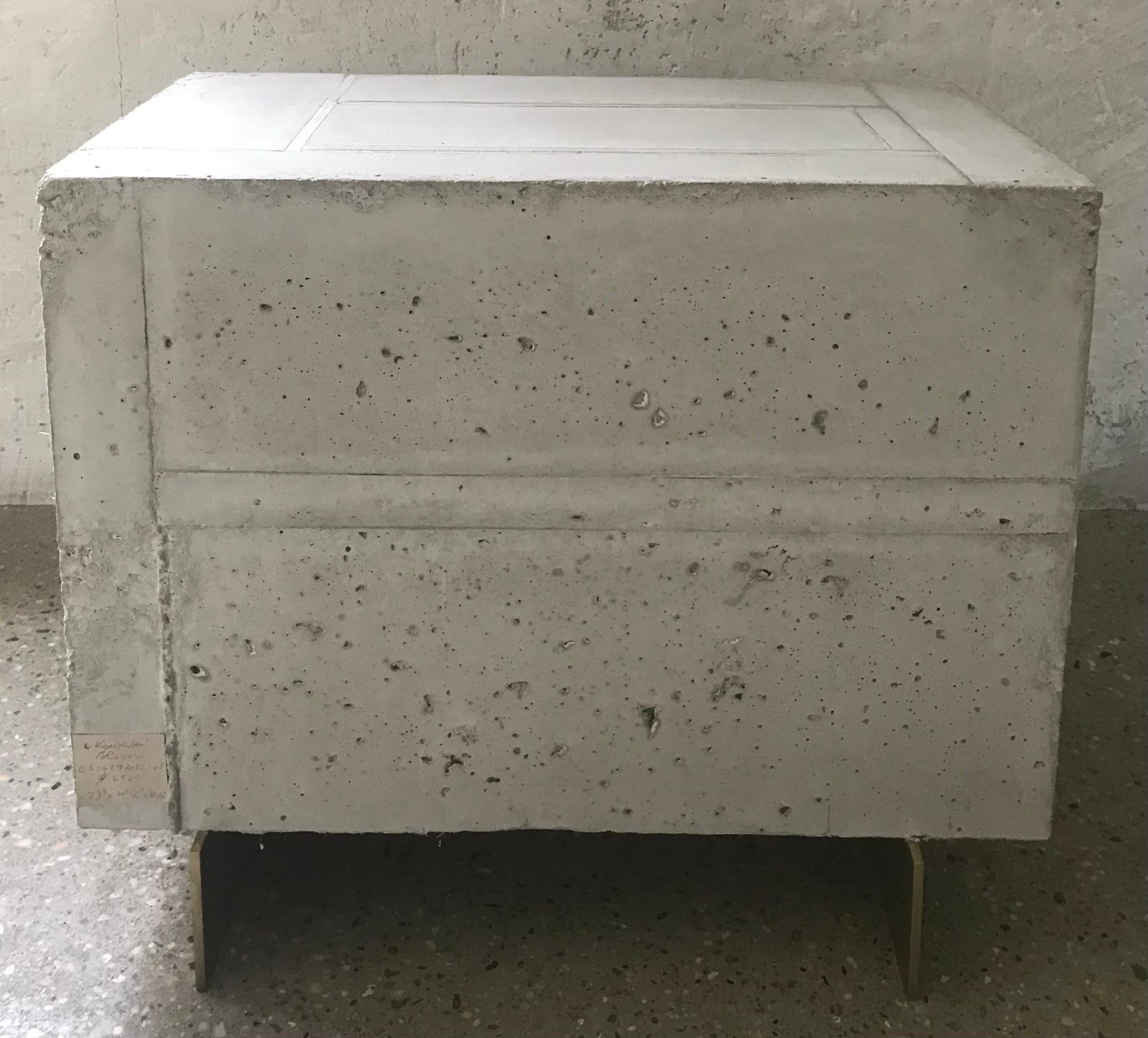 Américain Table d'appoint en béton brutaliste du 21e siècle avec pieds en laiton par E Slayton en vente