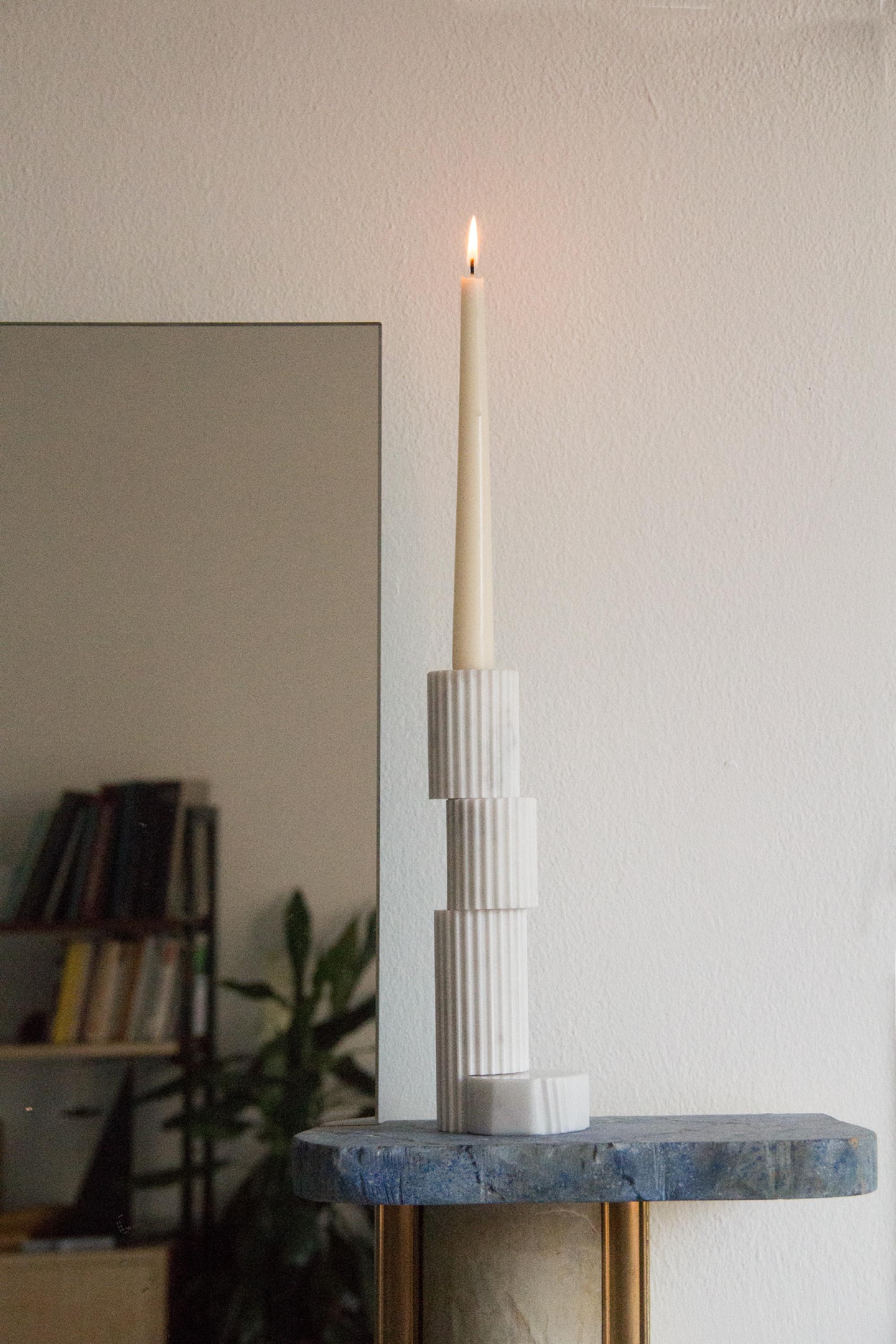 21 Jahrhundert Zeitgenössische Marmor Rovinette Kerzenhalter Handgemacht in Italien von Ilaria Bianchi.

Handgedrehter Kerzenhalter aus weißem Carrara-Marmor, hergestellt von italienischen Kunsthandwerkern.
Dieser Kerzenständer von Rovinette ist aus