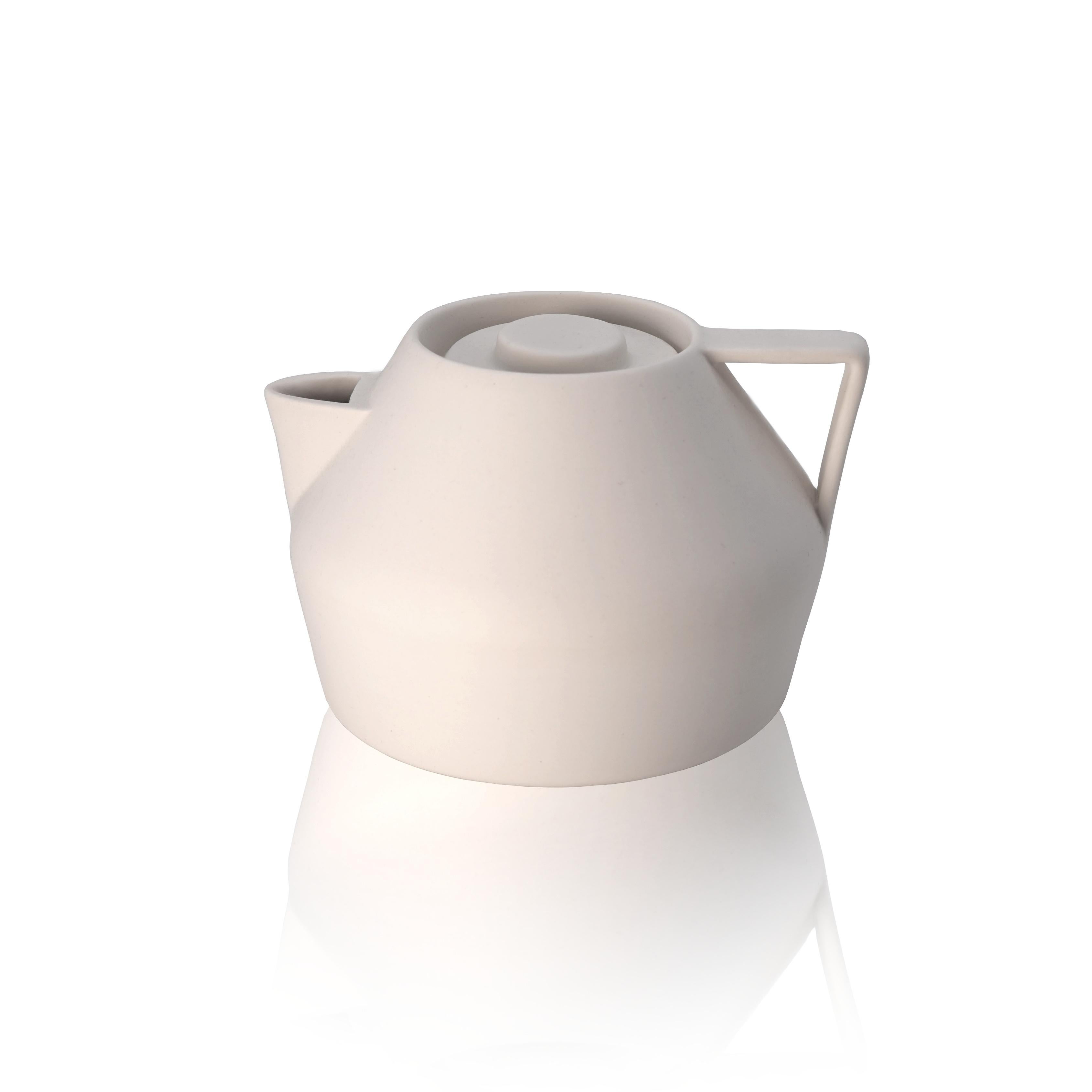Mum is a porcelain teapot with smooth geometric lines, and is natural to the touch. The CAP disappears on the top, and the profile retains its essential design. Porcelain teapot, matte finish.
Minimal variations in shape, size and color are to be
