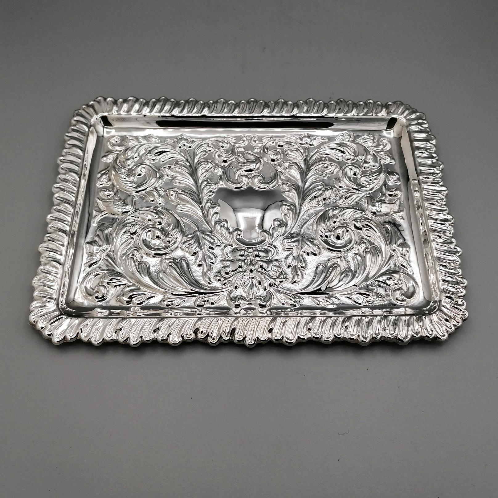Letter tray in sterling silver
Rectangular tray for correspondence, reproduction of specimens in silver very popular in the late Victorian era.
The scrolls design covers the entire bottom of the tray, leaving space in the central part for a shaped