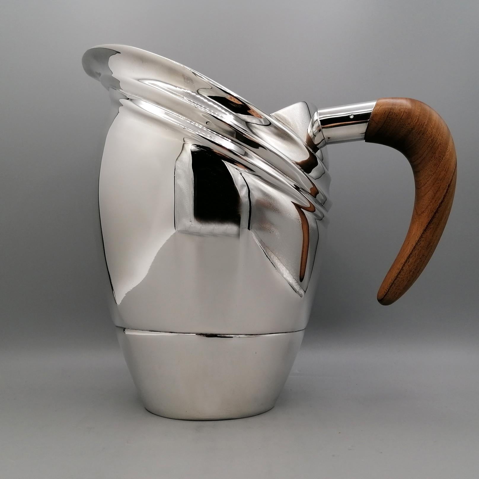 Water jug in 925 Sterling silver in art deco style completely handmade.
The body of the jug is smooth round, interspersed near the base with a groove to ensure its sturdiness.
The mouth of the jug is oblique with cantilevered ribs which lighten the