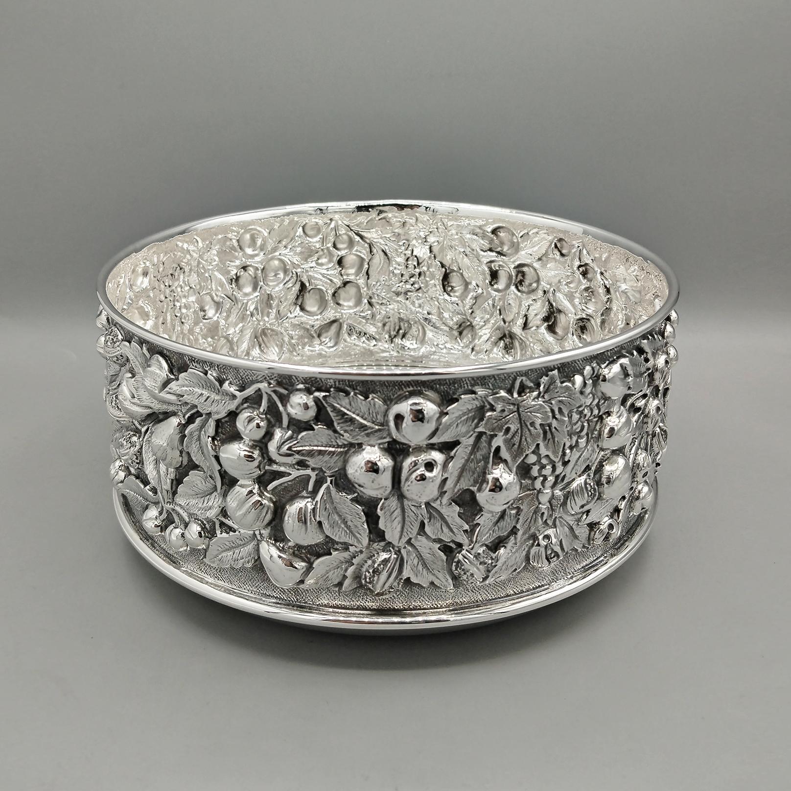 Sterling silver bowl completely handmade.
On the band of the bowl an important embossed work was made depicting fruit, such as cherries, grapes, pears, apples and pomegranates.
Between each figure a knurling was made, that is a very small hammering
