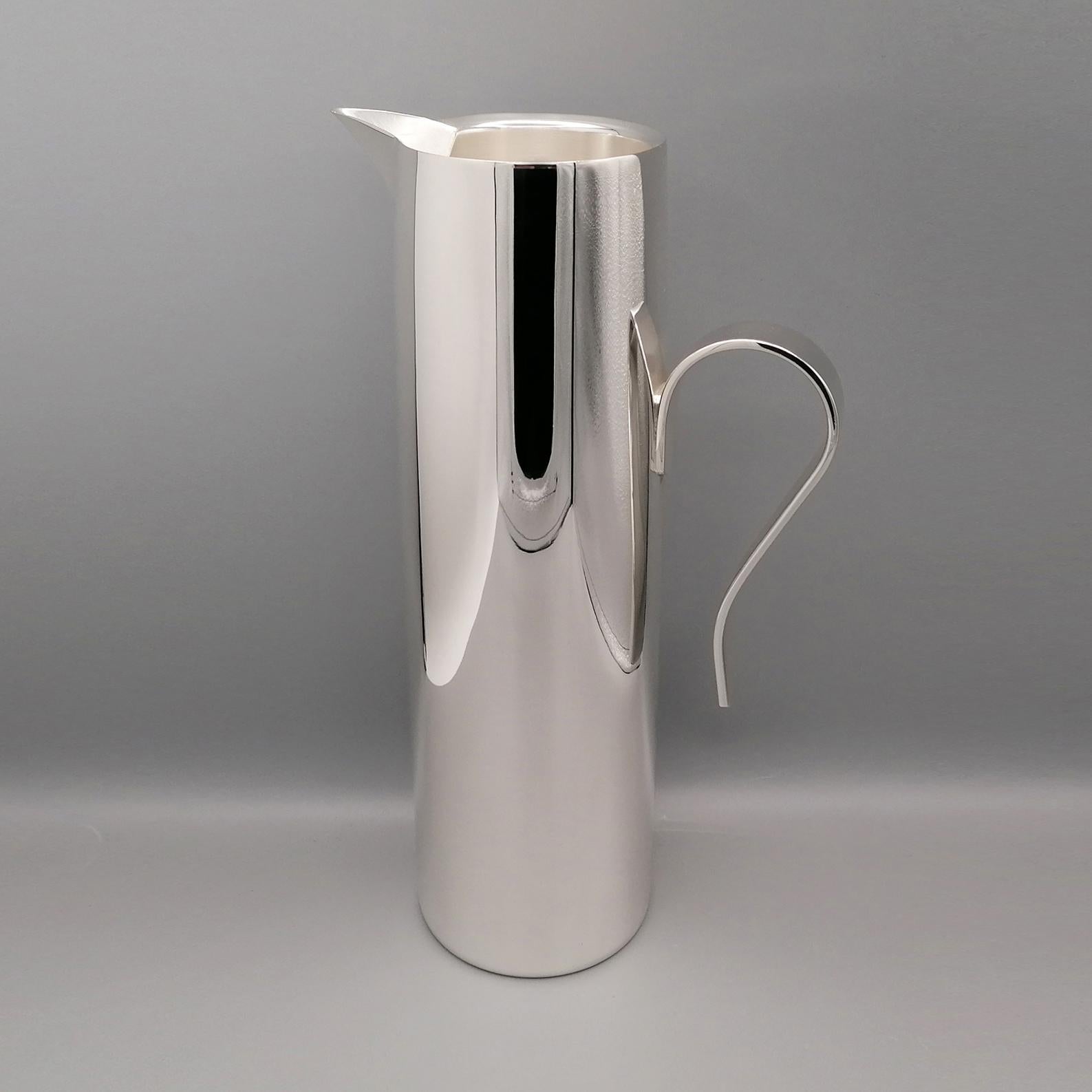 Sterling silver jug with a modern, essential and minimalist line.
Made with a shiny finish, it was worked starting from two 925 silver sheets, obtaining a space between the internal and external part of the jug, helping to keep it cold or hot