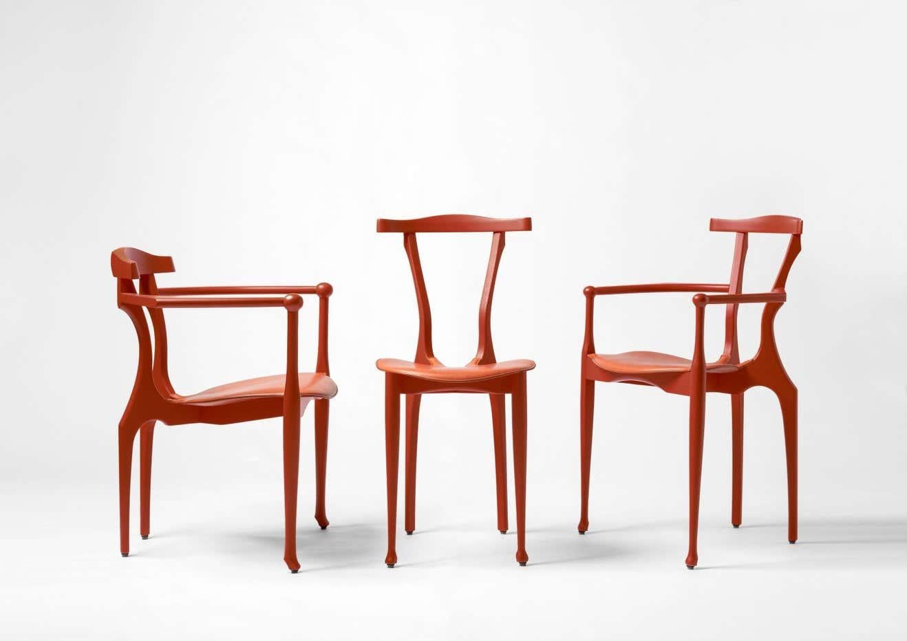 Roter Gaulinetta-Stuhl des 21. Jahrhunderts mit offener, lackierter Esche in roter Oberfläche (Lackiert) im Angebot