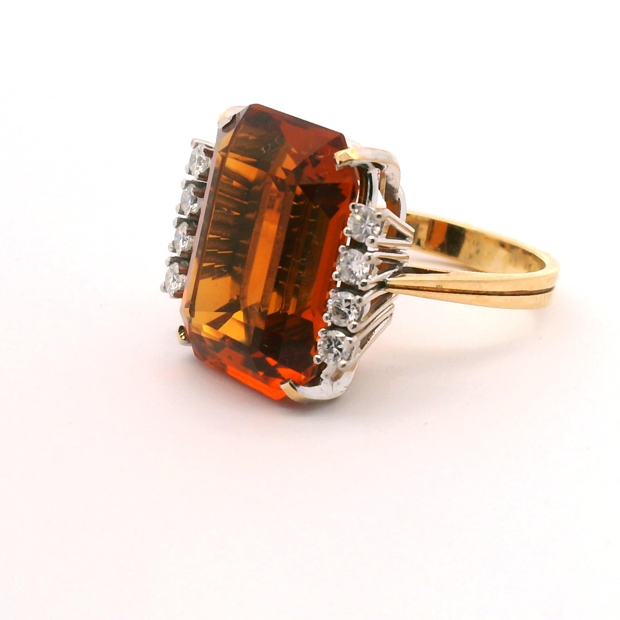Anello da donna con citrino di Madeira e diamanti incastonati in oro bianco 14k su una fascia in oro giallo 14k. 

Citrino 21,25ct. 
8 diamanti rotondi taglio brillante di circa 0,40 cttw. 

Grado di chiarezza SI2
Colore di grado G-H 
Oro giallo e