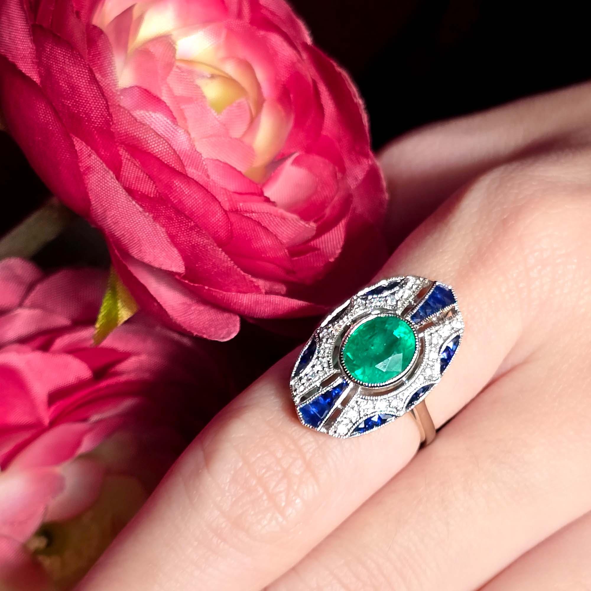 Taille ovale 2.1 Ct. Bague de table en or blanc 18 carats, émeraude, saphir, diamant, style Art déco