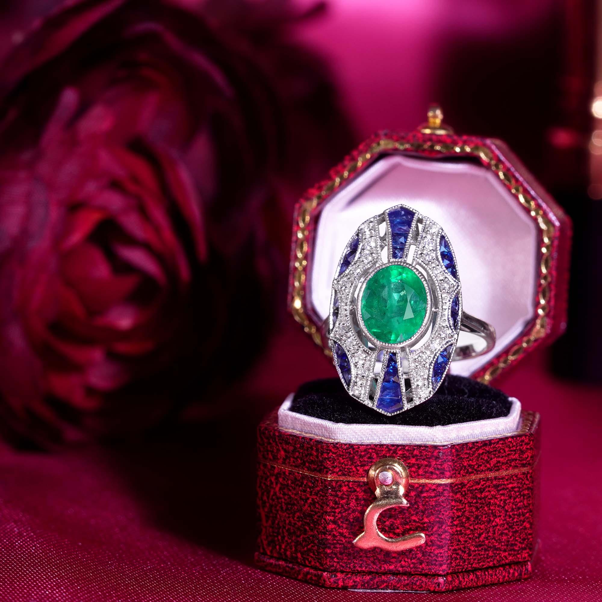 2.1 Ct. Bague de table en or blanc 18 carats, émeraude, saphir, diamant, style Art déco Neuf à Bangkok, TH