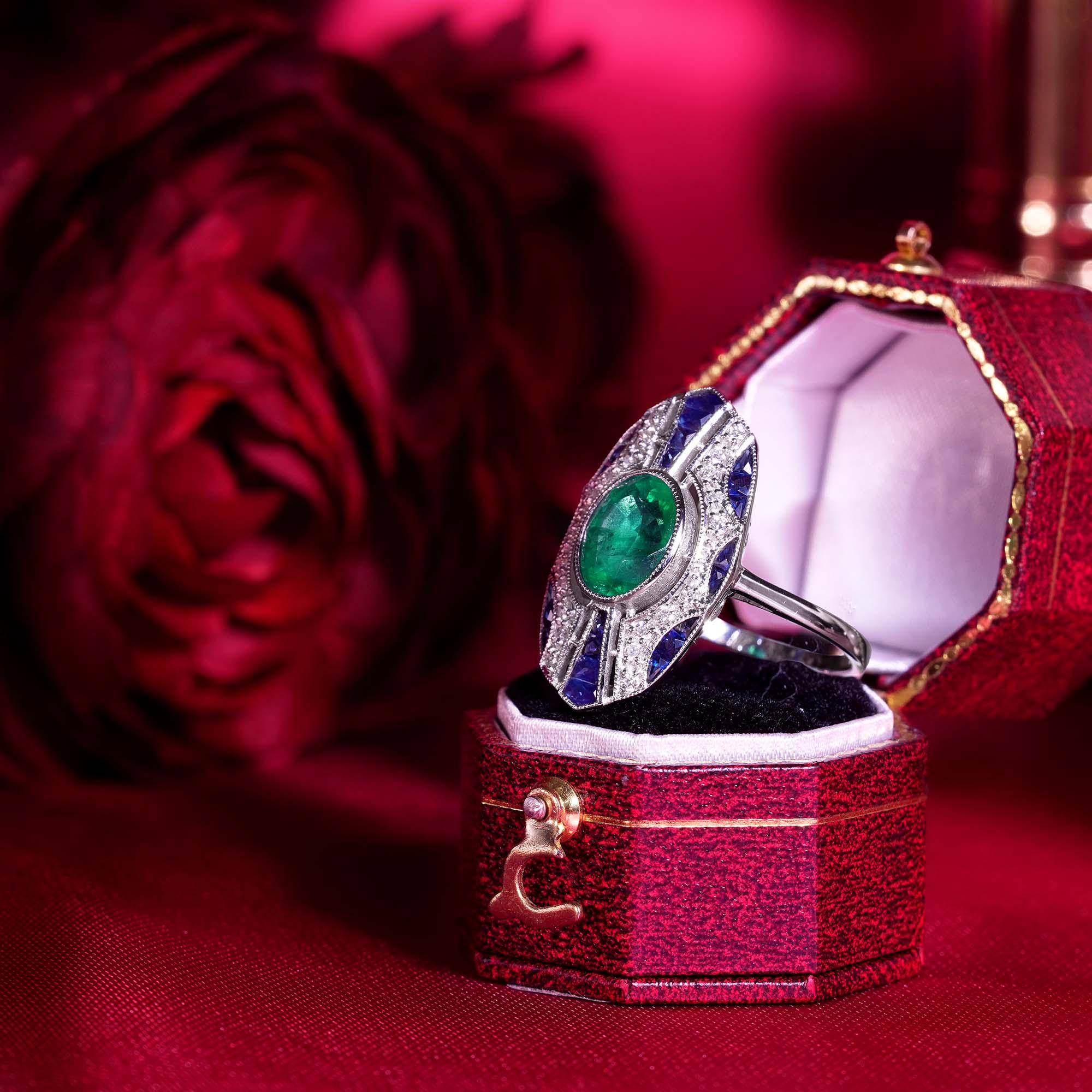  2.1 Ct. Bague de table en or blanc 18 carats, émeraude, saphir, diamant, style Art déco Pour femmes 