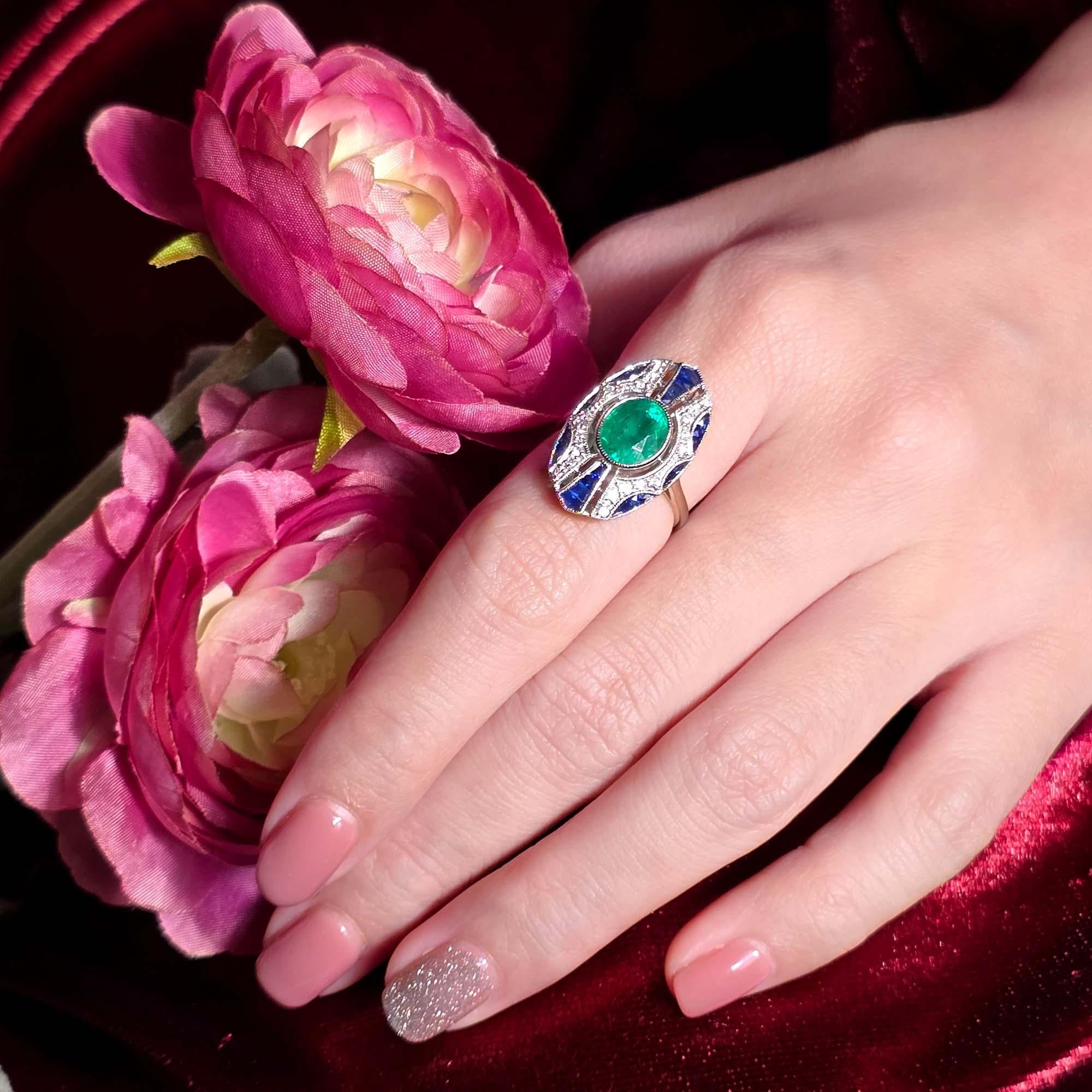 2.1 Ct. Bague de table en or blanc 18 carats, émeraude, saphir, diamant, style Art déco 2