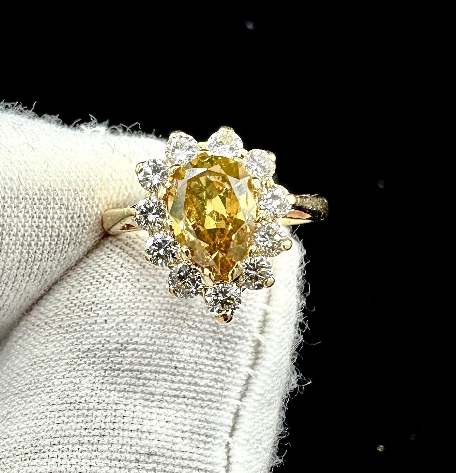 Contemporaneo 2,1 CT Fancy Yellow Diamond Wedding Engagement Cocktail Ring Forma a pera in oro 14K in vendita