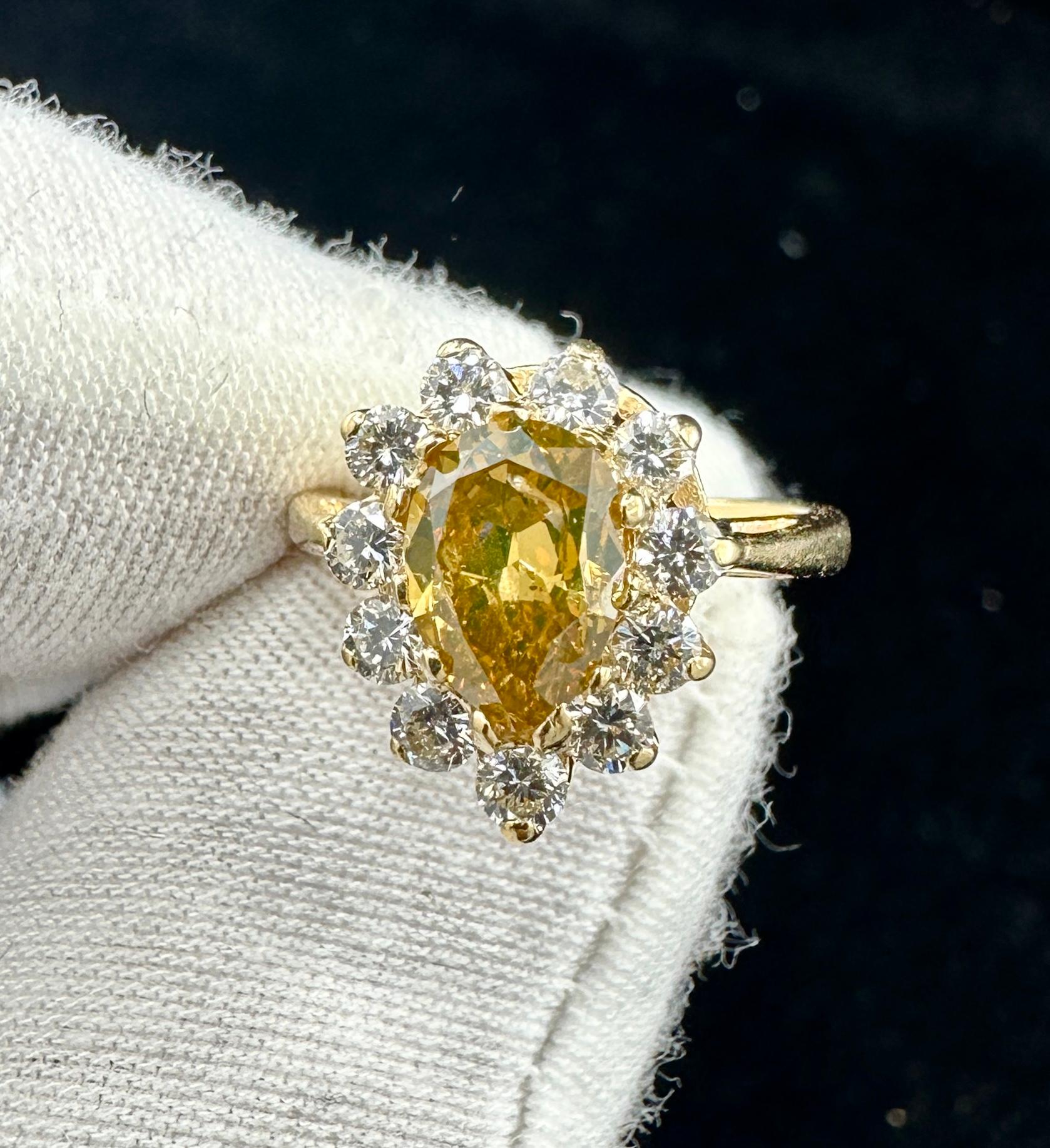 Taglio a goccia 2,1 CT Fancy Yellow Diamond Wedding Engagement Cocktail Ring Forma a pera in oro 14K in vendita