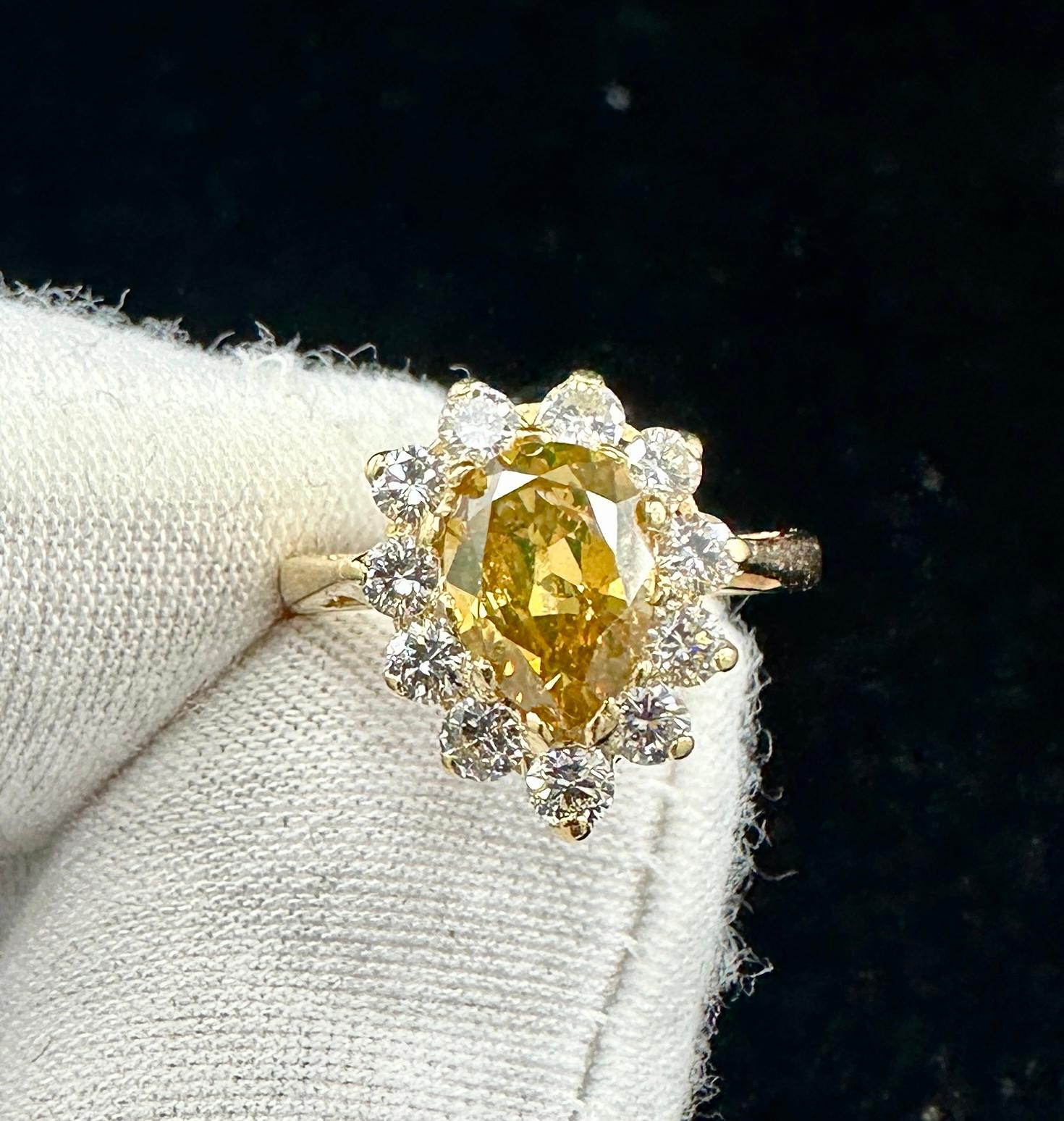 2,1 CT Fancy Yellow Diamond Wedding Engagement Cocktail Ring Forma a pera in oro 14K In condizioni ottime in vendita a New York, NY