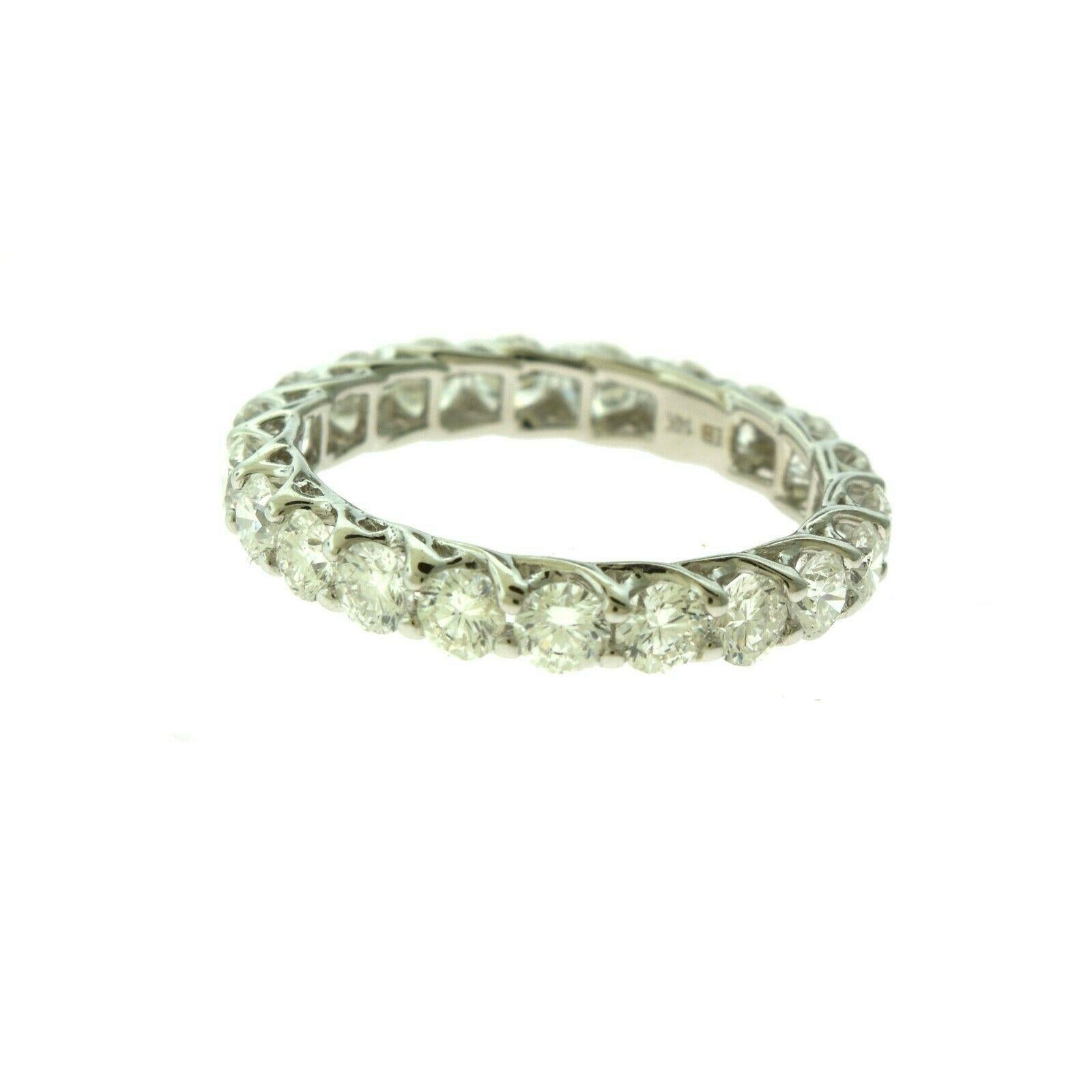 Verlobungsring aus Weißgold mit 21 Diamanten in Voll-Eternity-Ring im Zustand „Hervorragend“ im Angebot in Miami, FL