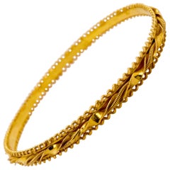 Bracelet jonc en or jaune 22 carats, festonné, tressé et détaillé
