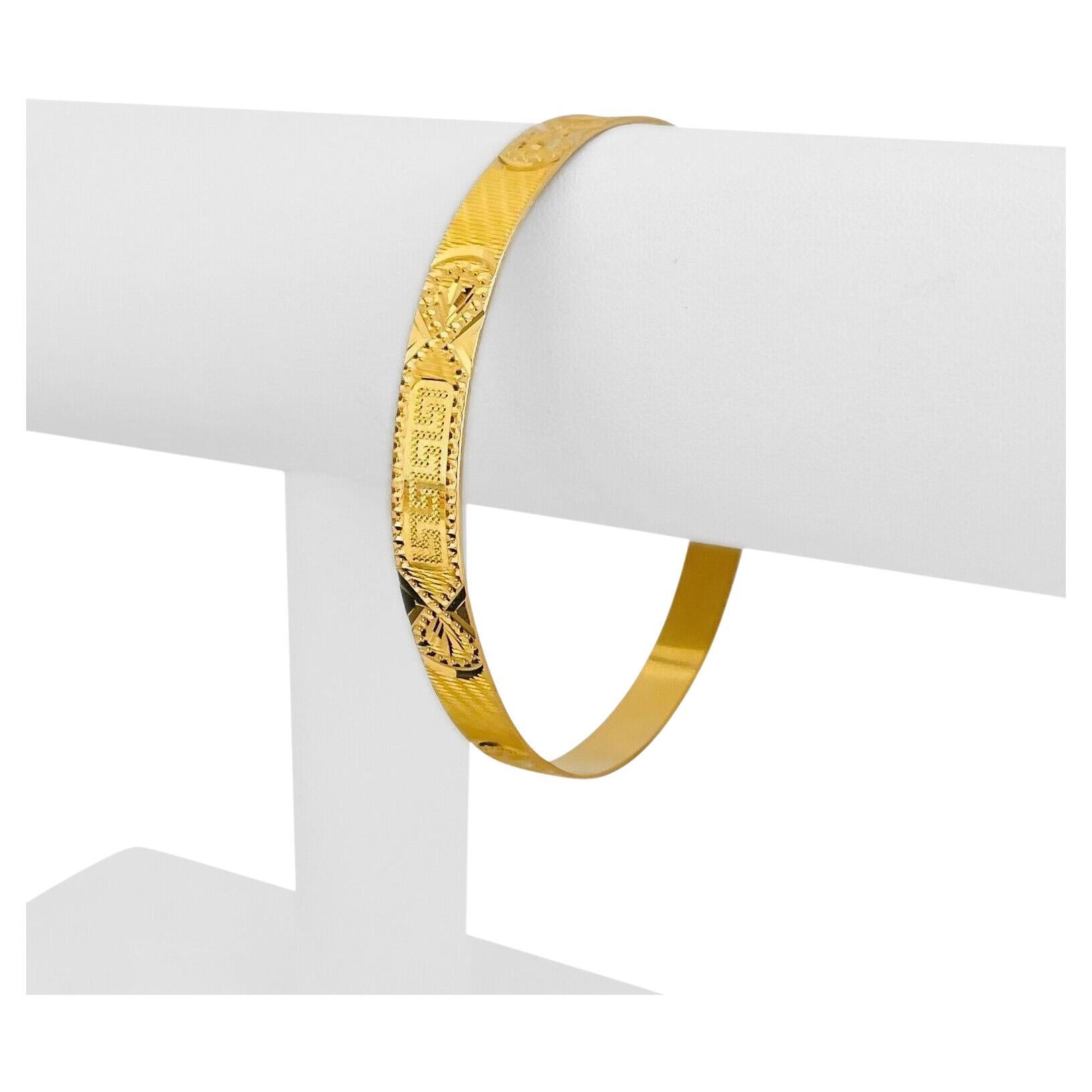 21 Karat Yellow Gold Solid Ribbed Diamond Cut Bangle Bracelet For Sale