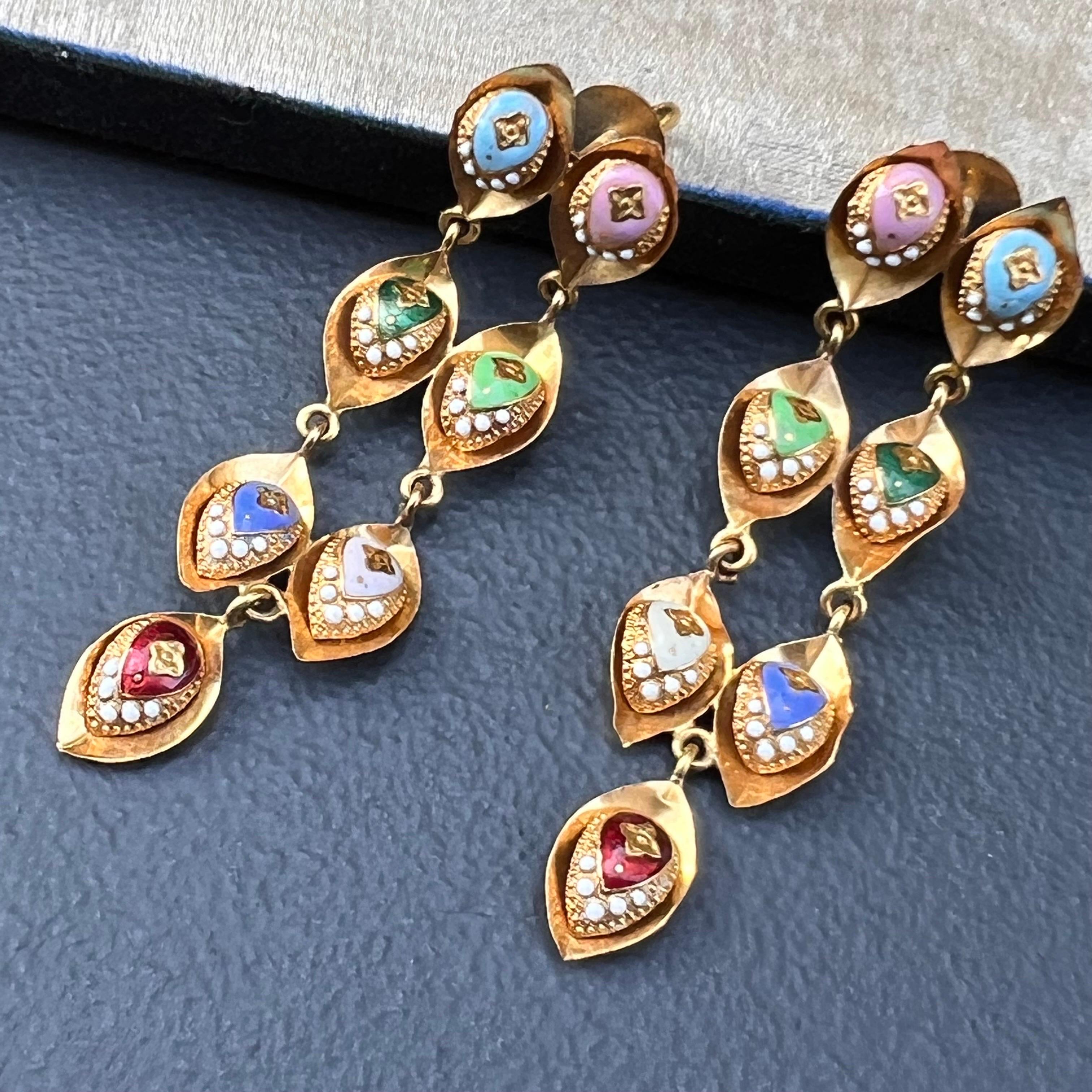 Victorien Boucles d'oreilles pendantes en or jaune 21 carats avec émail  en vente