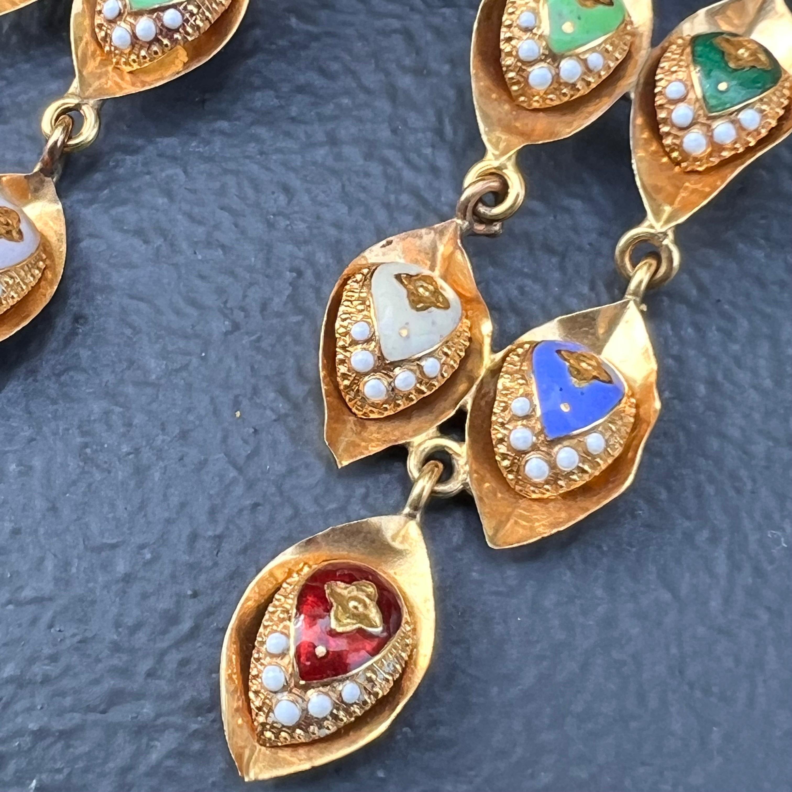 Boucles d'oreilles pendantes en or jaune 21 carats avec émail  en vente 1