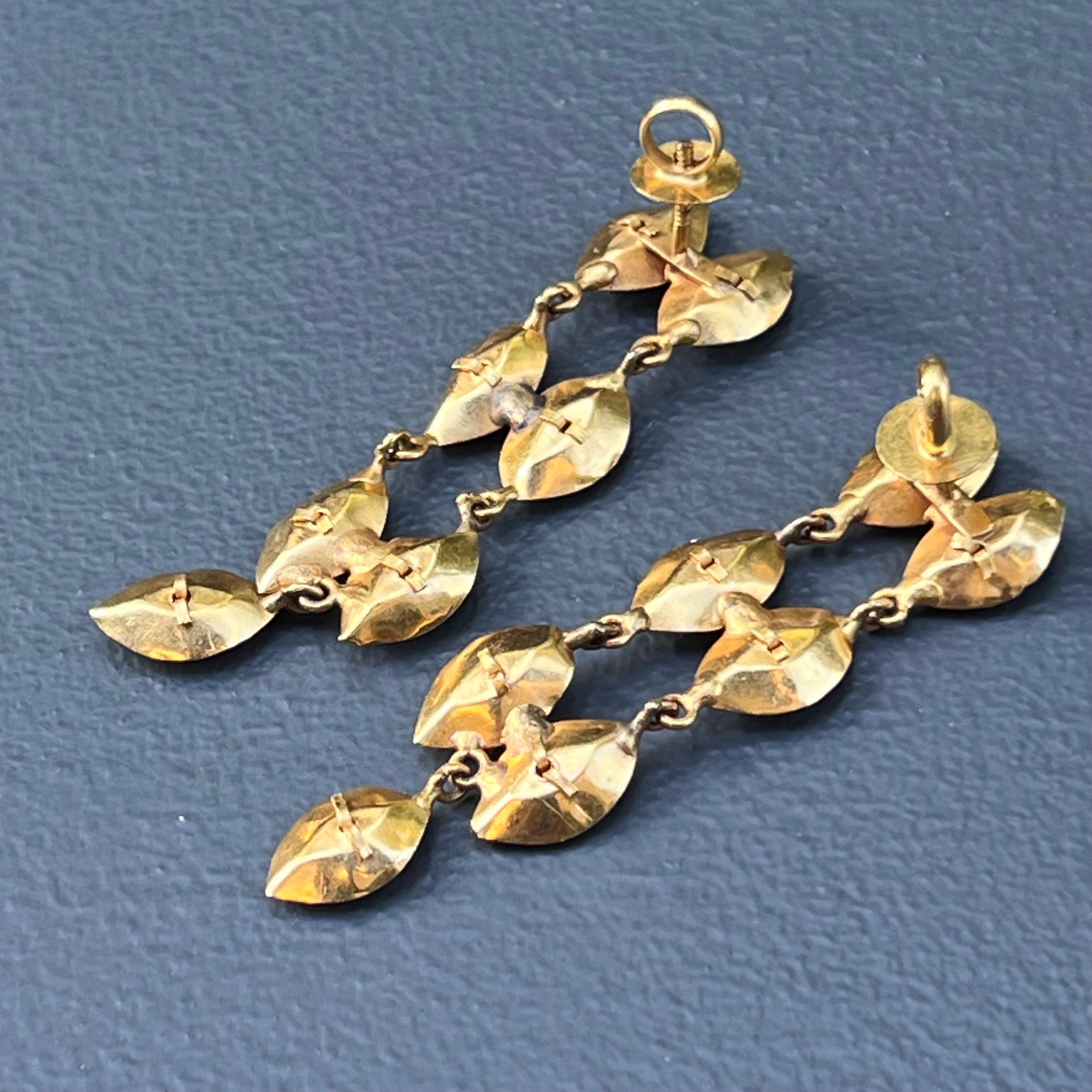 Boucles d'oreilles pendantes en or jaune 21 carats avec émail  en vente 2