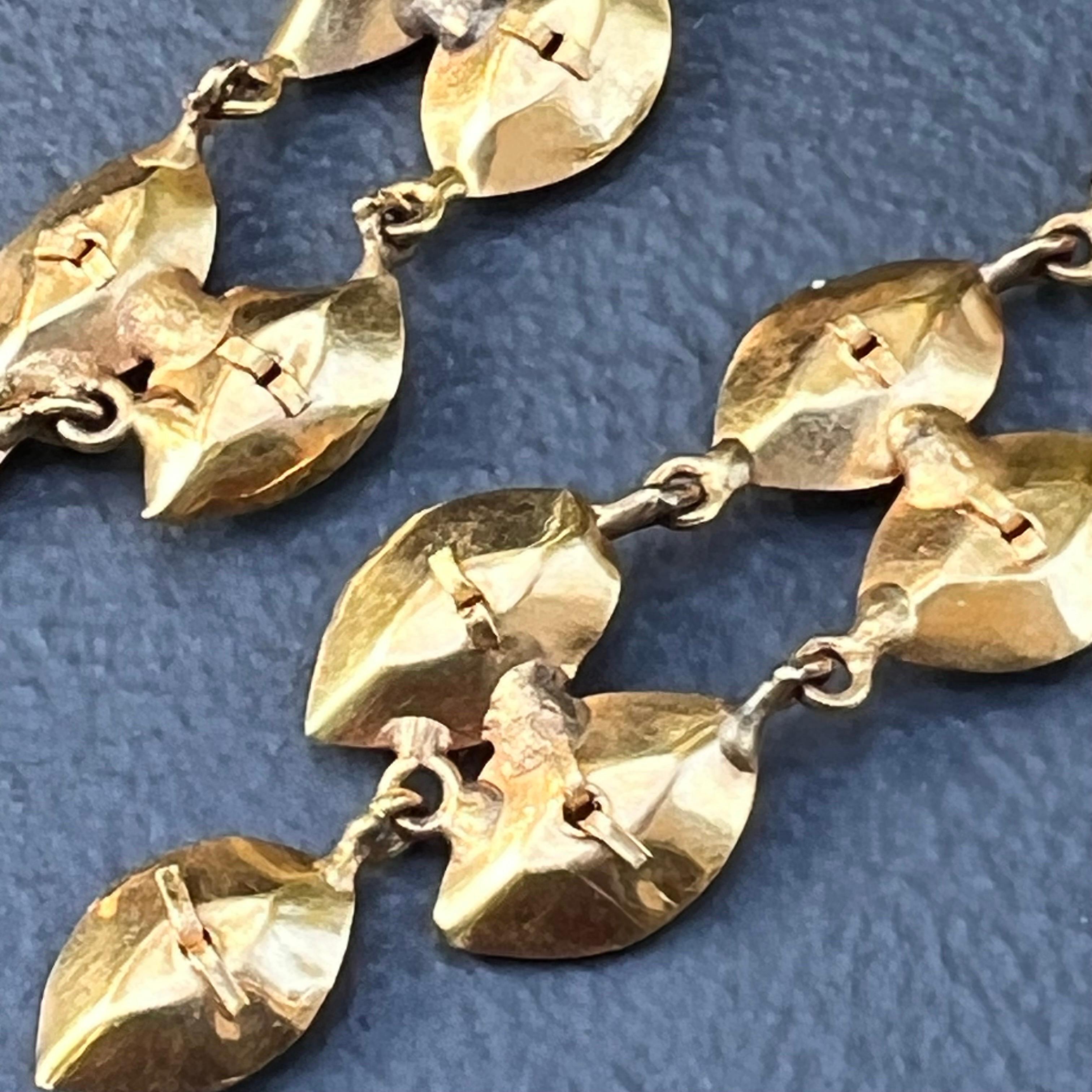 Boucles d'oreilles pendantes en or jaune 21 carats avec émail  en vente 3