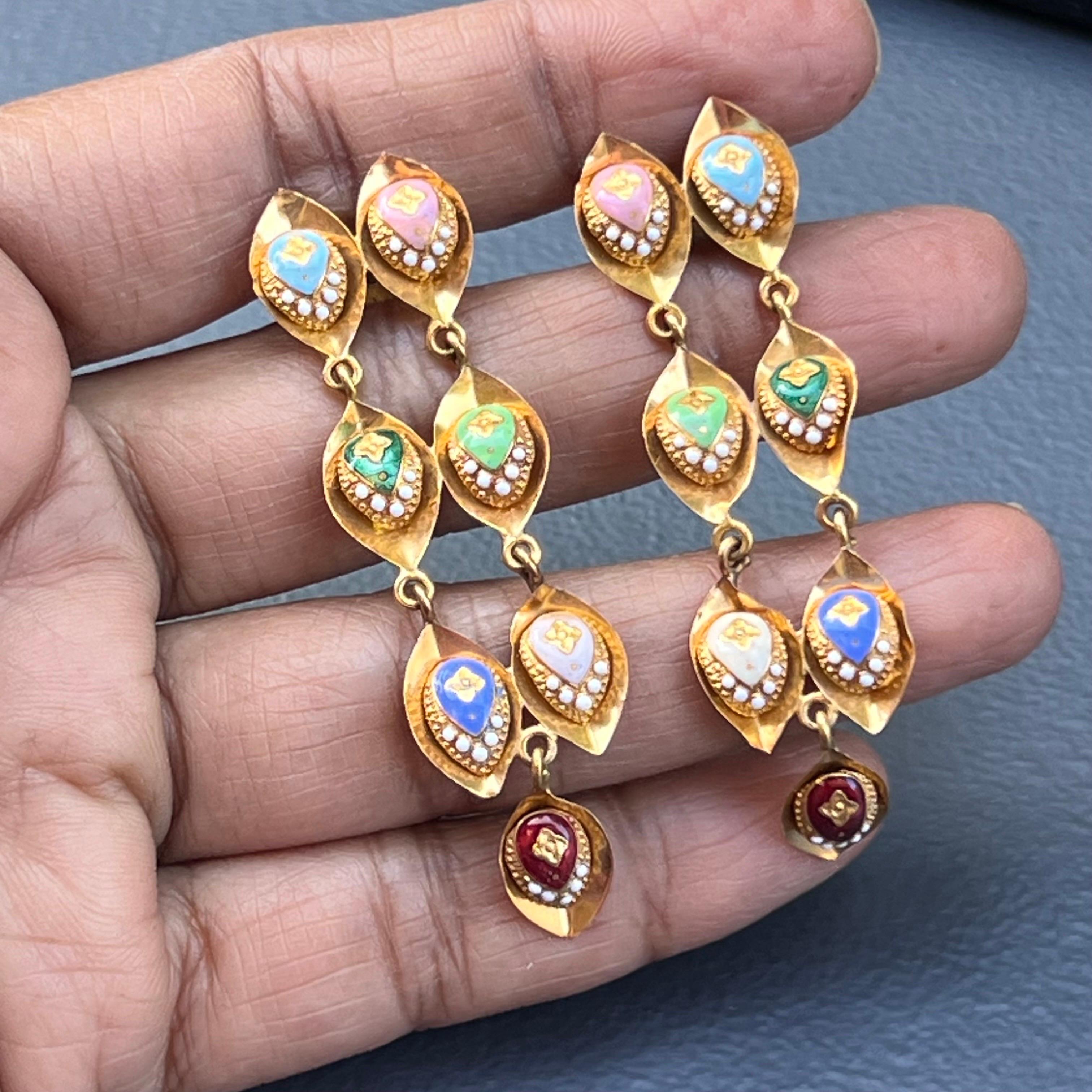 Boucles d'oreilles pendantes en or jaune 21 carats avec émail  en vente 4