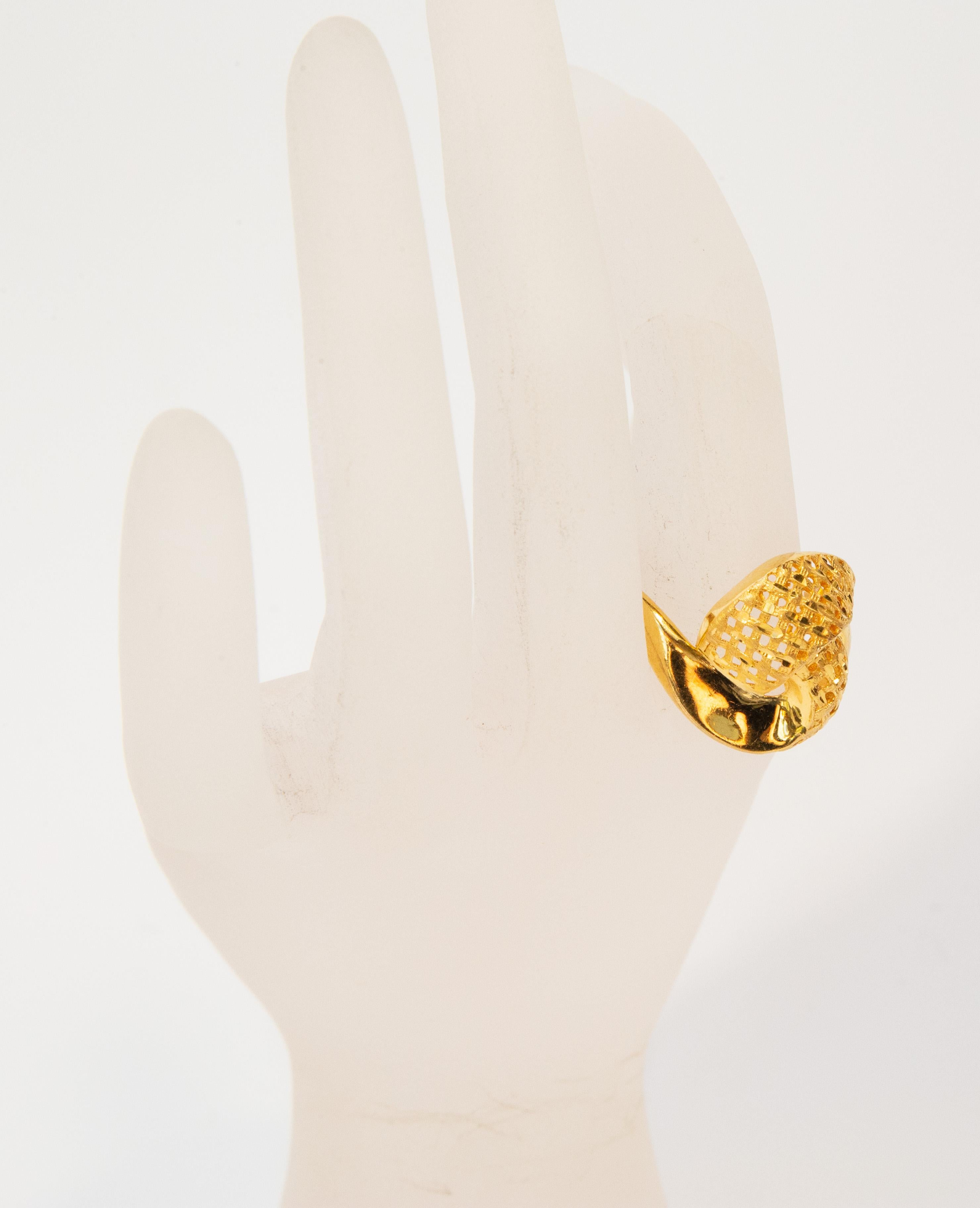 21 Karat Yellow Gold Fashion Ring with Curl For Sale 5