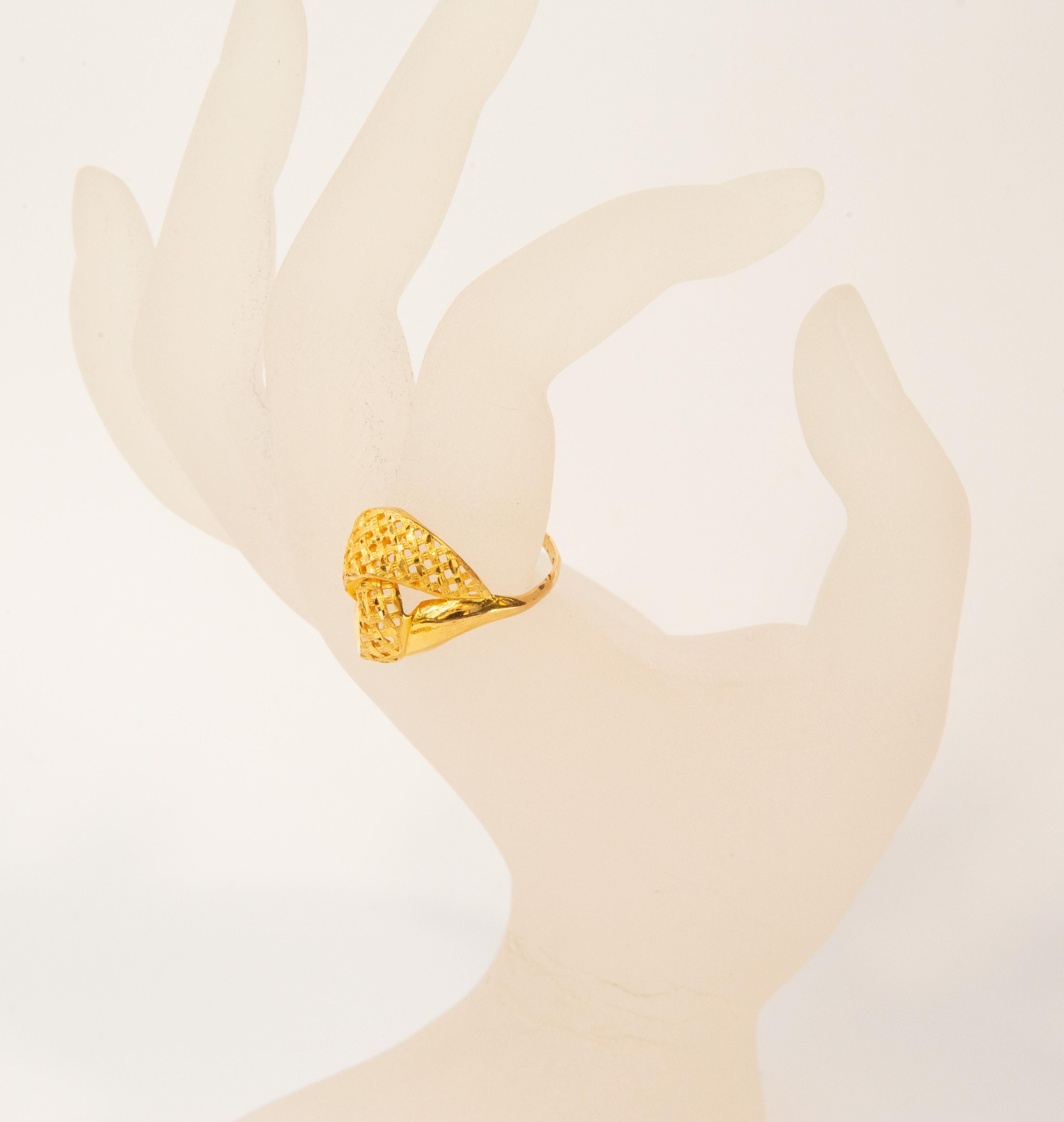 21 Karat Yellow Gold Fashion Ring with Curl For Sale 6