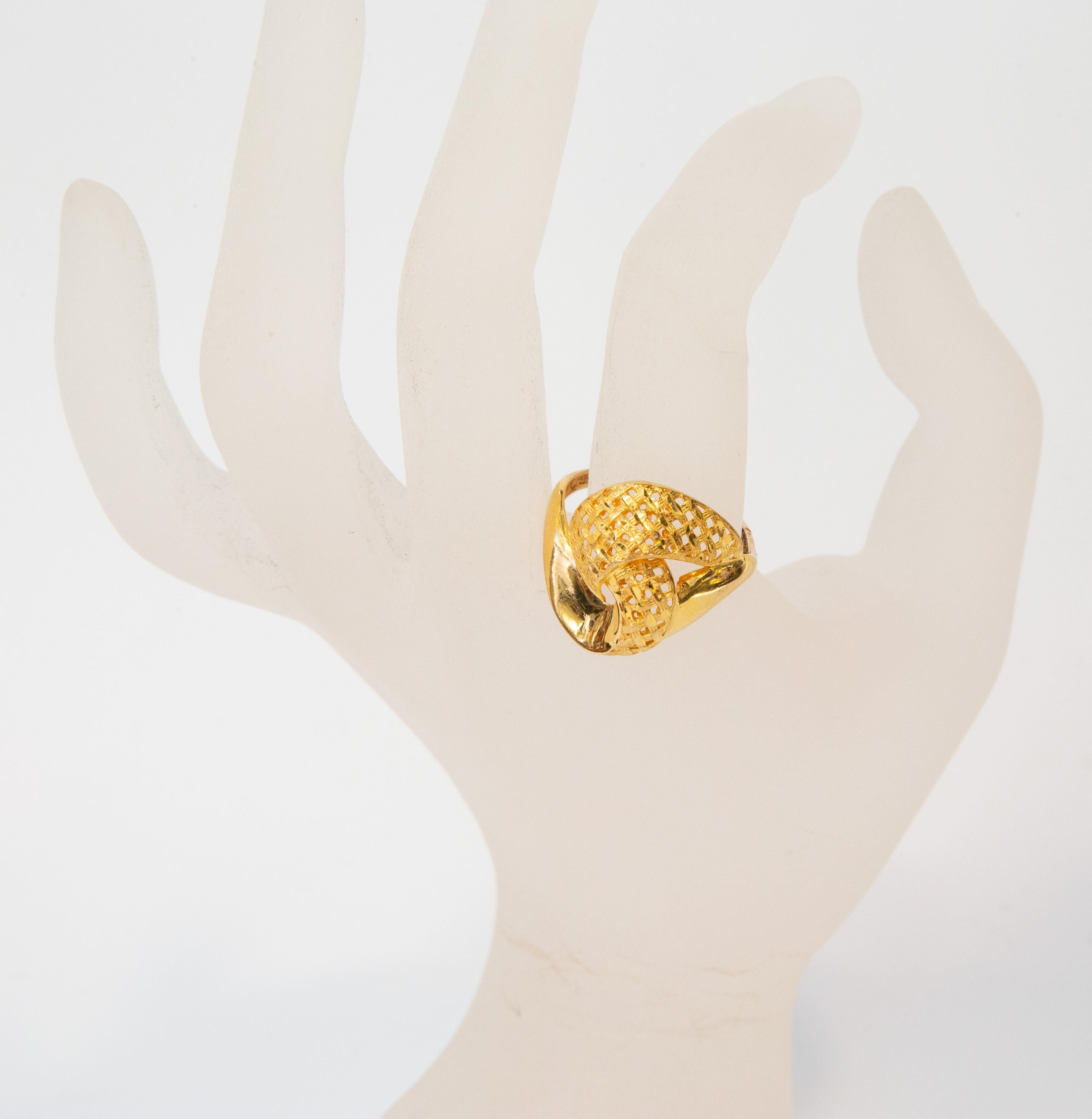 21 Karat Yellow Gold Fashion Ring with Curl For Sale 7