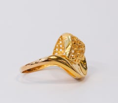 21 Karat Yellow Gold Fashion Ring with Curl