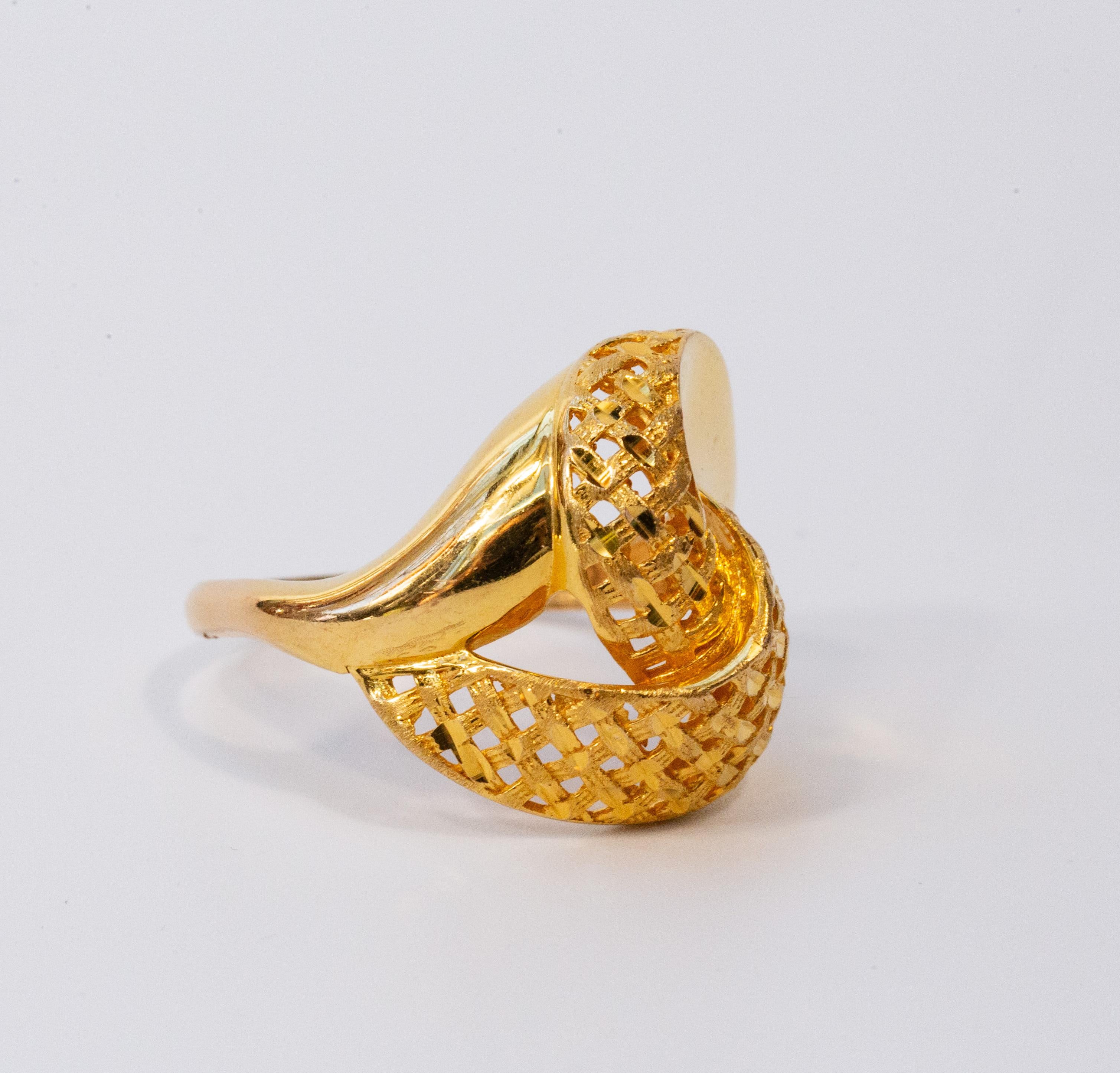 Retro 21 Karat Yellow Gold Fashion Ring with Curl For Sale