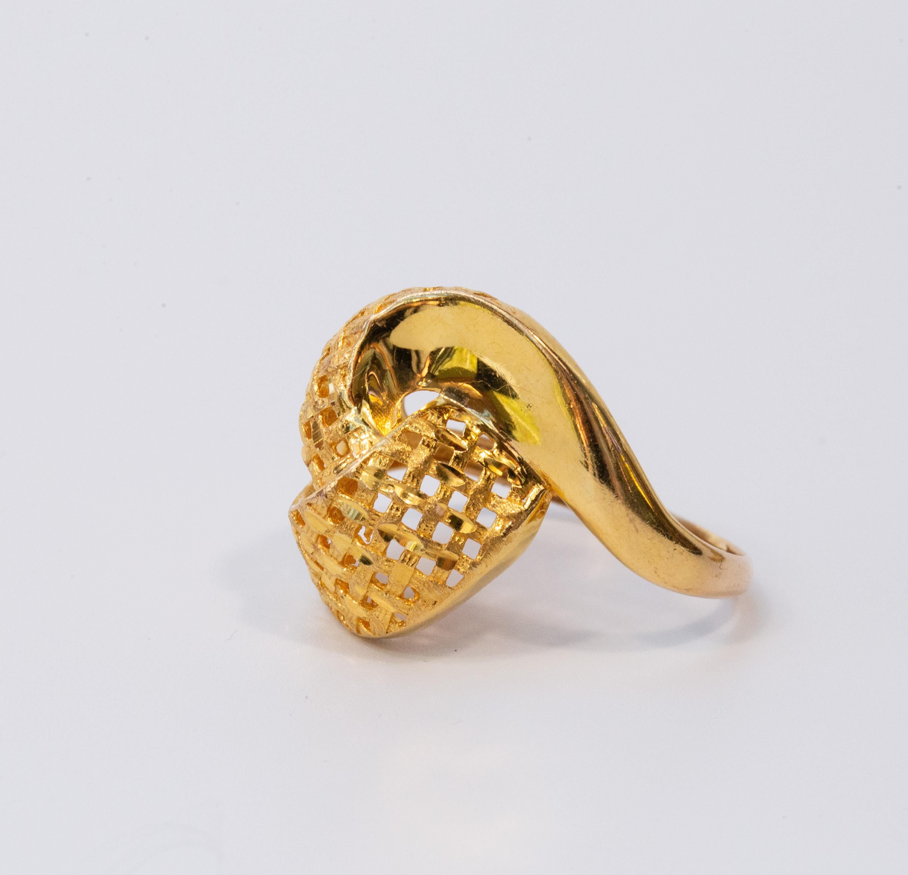 21 Karat Yellow Gold Fashion Ring with Curl In Good Condition For Sale In Arnhem, NL