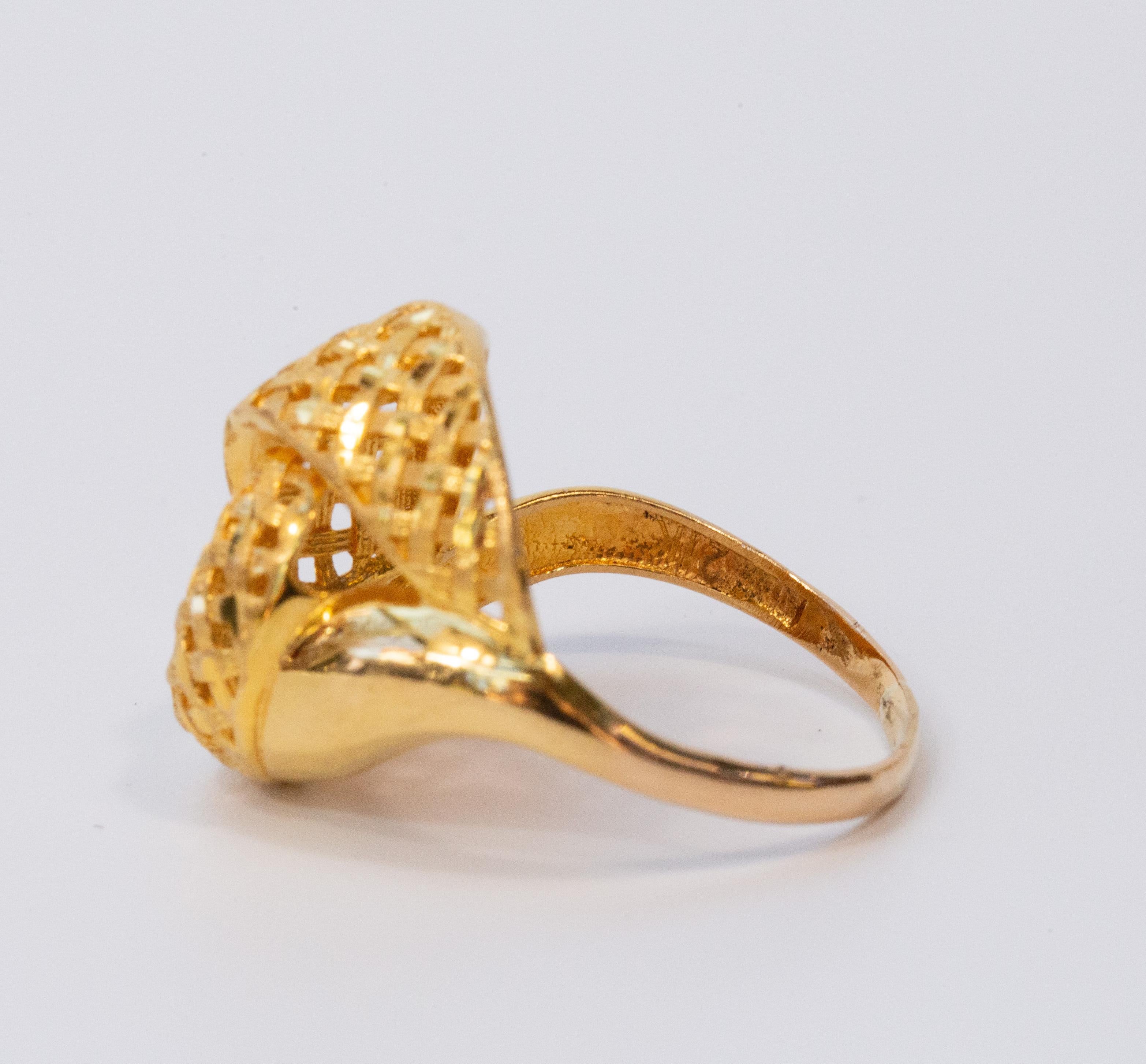 21 Karat Yellow Gold Fashion Ring with Curl For Sale 1