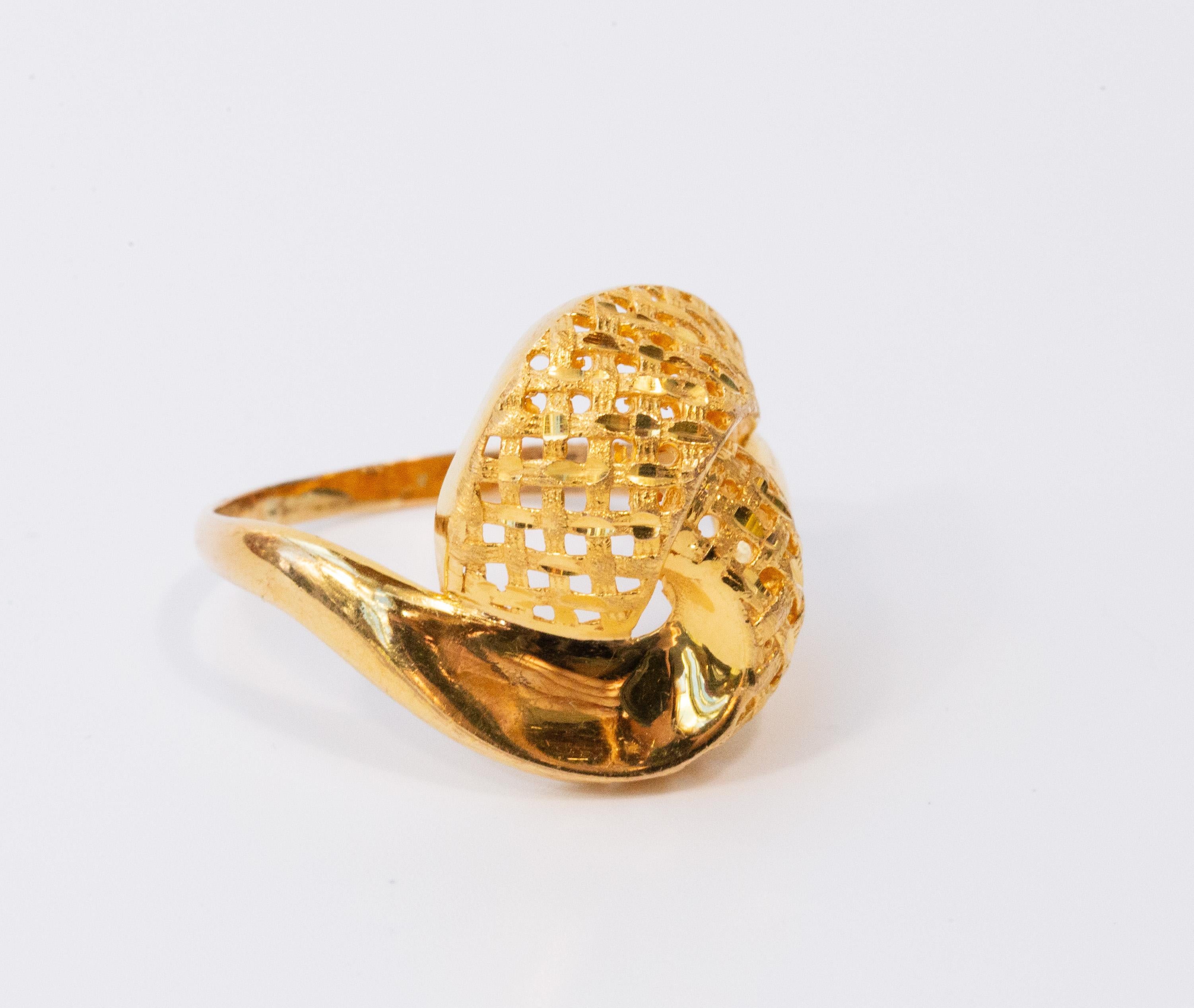21 Karat Yellow Gold Fashion Ring with Curl For Sale 2
