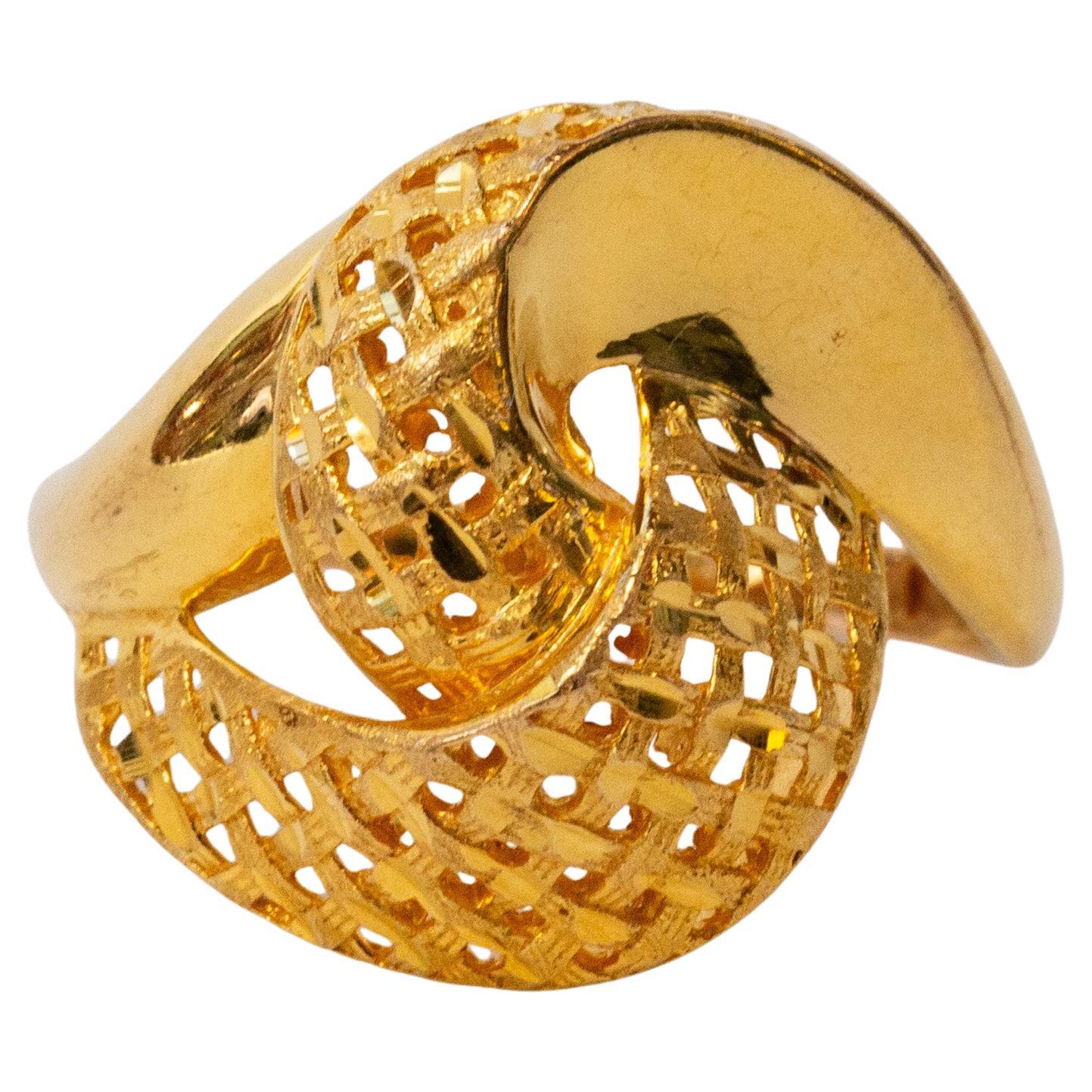 Anillo de moda de oro amarillo de 21 quilates con rizo