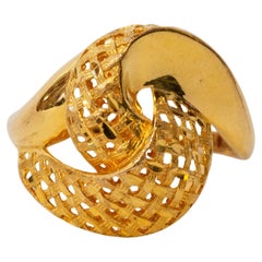 21 Karat Yellow Gold Fashion Ring with Curl