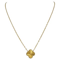 21 Karat Yellow Gold Ladies Cable Link and Clover Pendant Necklace