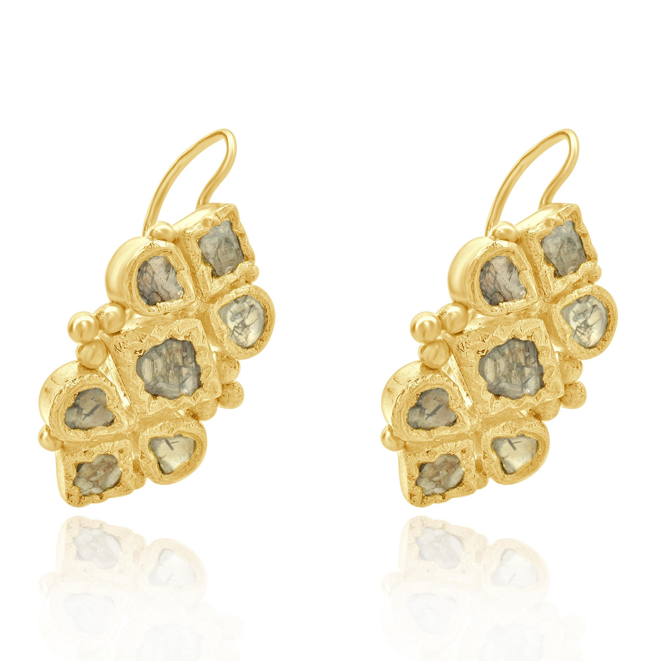 Taille mixte Boucles d'oreilles pendantes en or jaune 21 carats avec diamants multi-coupes tranchés en vente