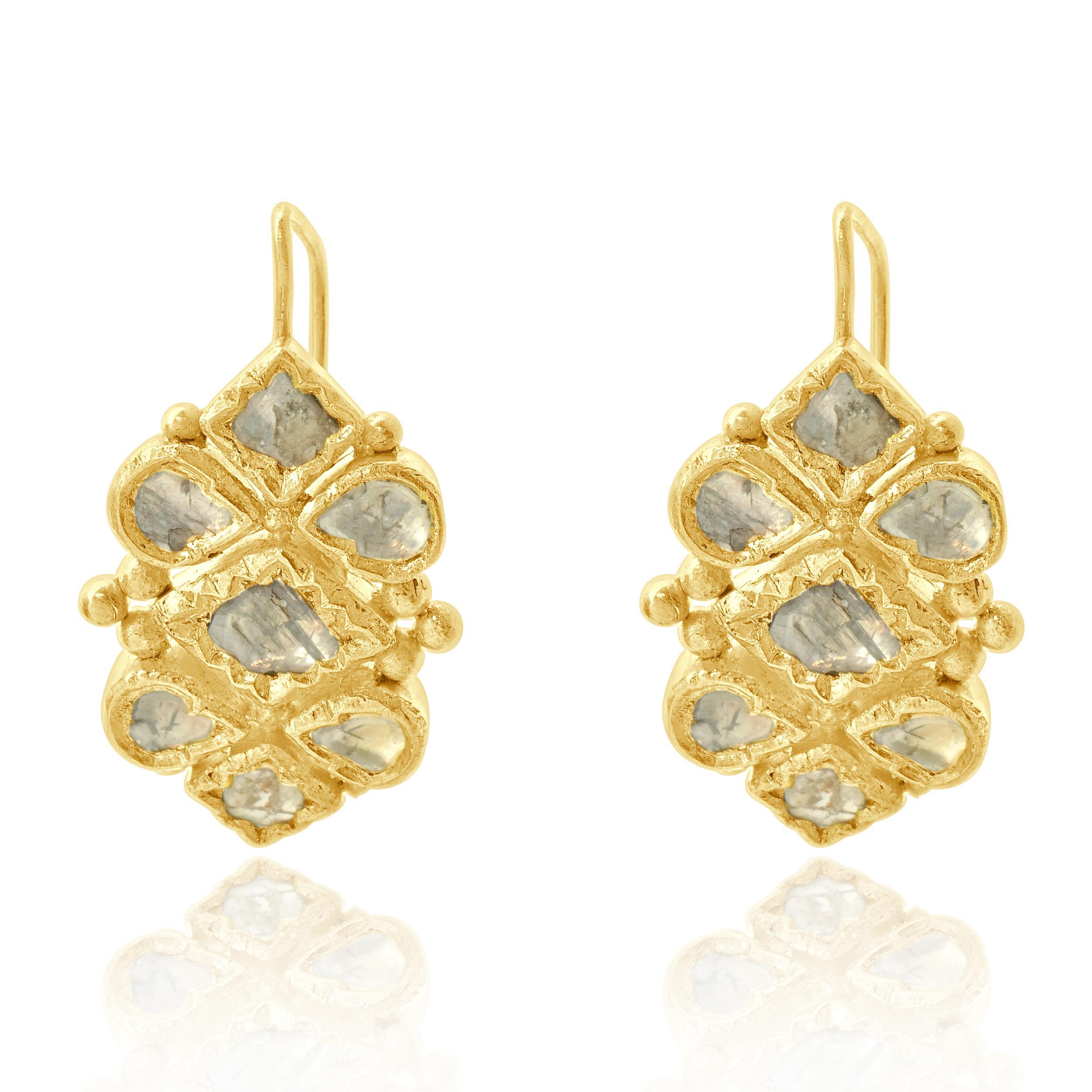 Boucles d'oreilles pendantes en or jaune 21 carats avec diamants multi-coupes tranchés Excellent état - En vente à Scottsdale, AZ