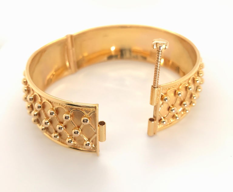 21 Karat Yellow Gold Swirl and Ball Fancy Bangle For Sale at 1stdibs