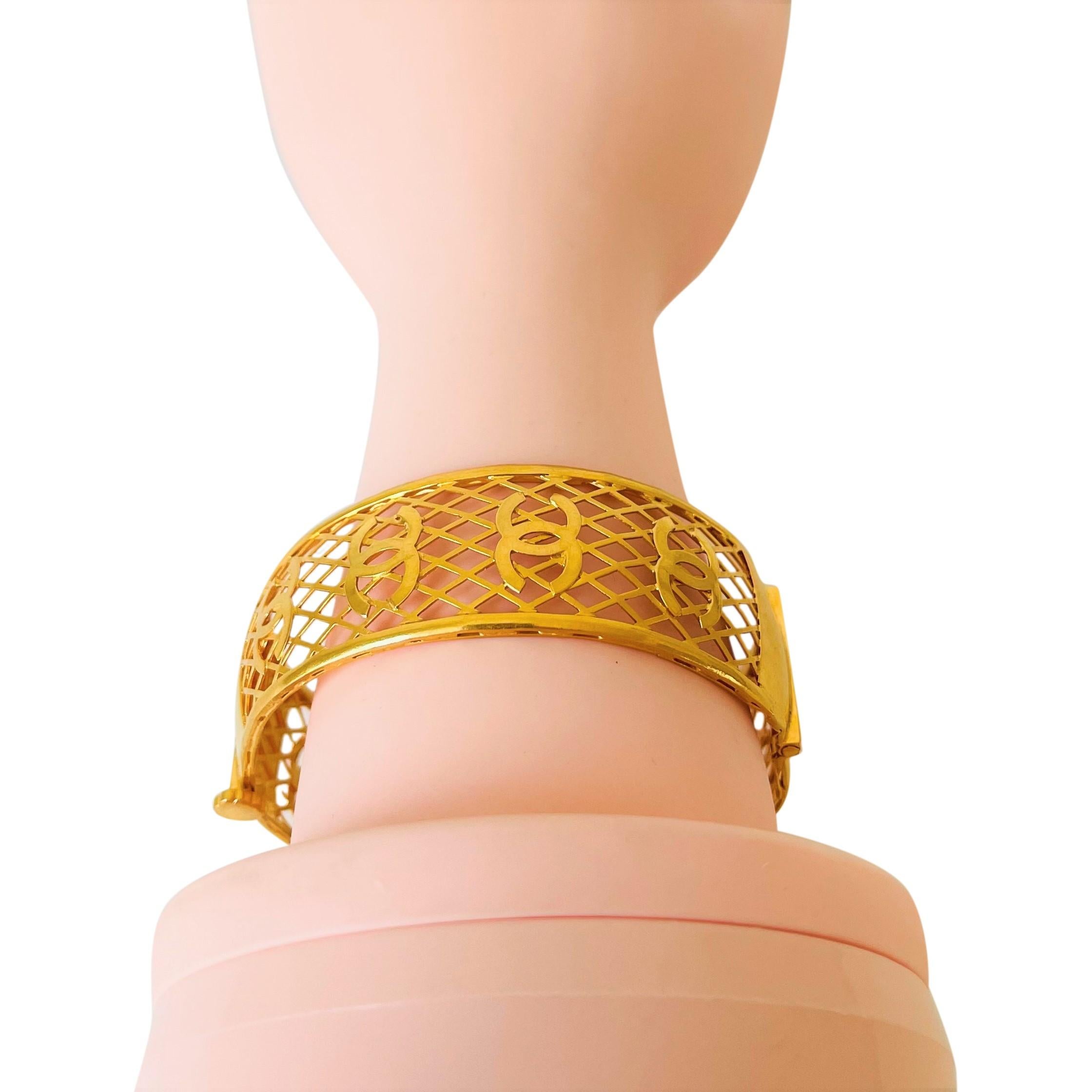 21 Karat Yellow Gold Vintage CC Motif Open Bangle Bracelet  2