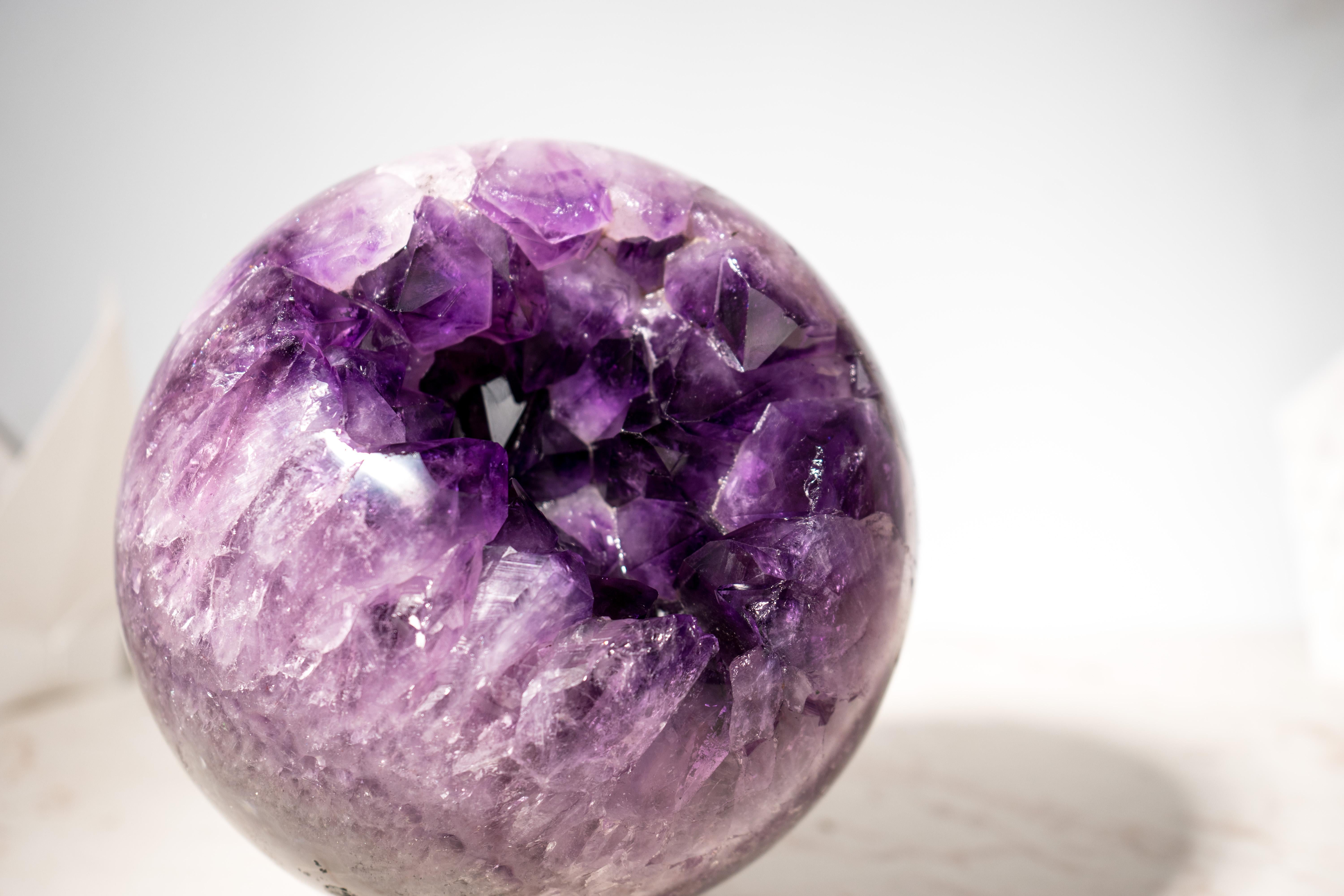 X-Large, AAA Sfera di ametista viola profondo

▫️ Descrizione

Questa sfera di ametista X-Large offre il massimo in termini di colore dell'ametista, di dimensioni X Large dei punti e delle dimensioni dell'esemplare stesso e di estetica complessiva