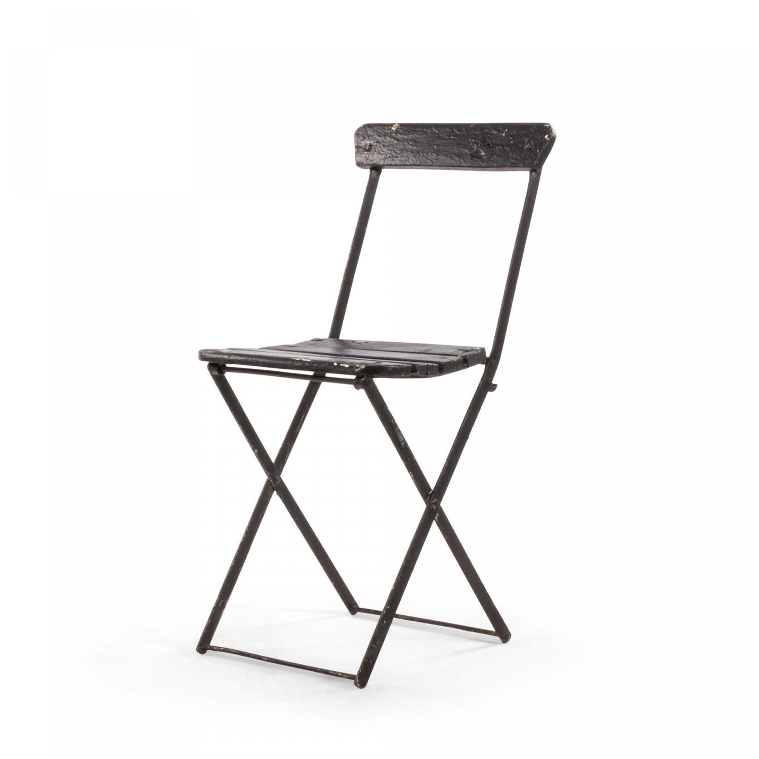 23 Outdoor Eisen klappbar Seite  Bistrostühle mit einfacher Lattenrückenlehne und Lattenrostsitz. (19/20. Jh.) PREIS PRO STÜCK

Zustand Vintage By.