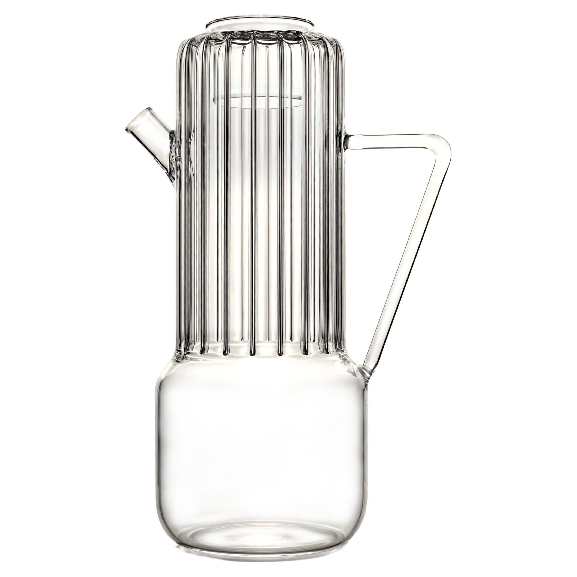 Milandy est une cafetière à filtre en verre borosilicaté. Il ne s'agit pas d'une simple machine à café, mais d'un objet fonctionnel qui met en valeur l'essence du processus chimique d'extraction du café.

Milady est entièrement fabriquée à la main